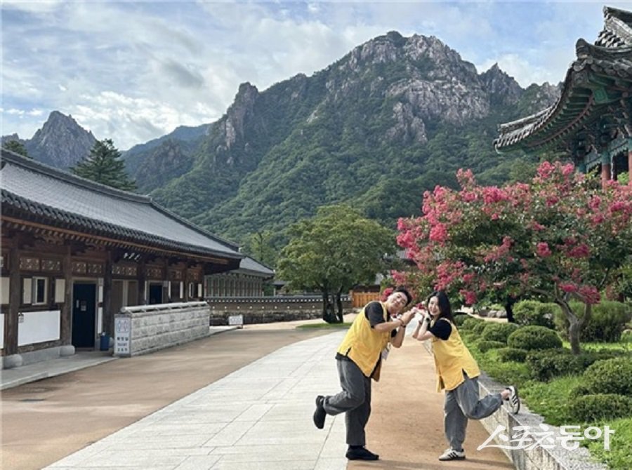 강원관광재단(대표이사 최성현)은 대한불교조계종사회복지재단(대표이사 도륜스님)과 함께 지난 9월 13일부터 14일까지 1박 2일간 진행한 사찰 관광 특화 프로그램 ‘나는 절로, 신흥사 with 강원관광재단’을 성공적으로 마무리했다(행사 모습). 사진제공｜강원관광재단