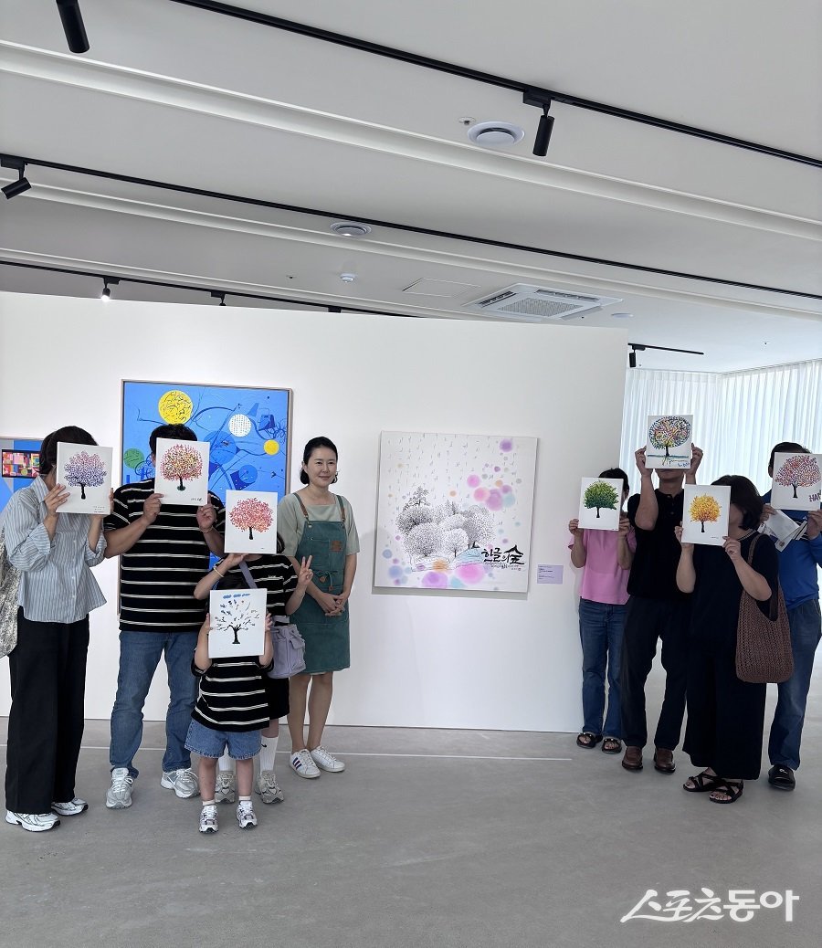 한글과 예술을 접목한 ‘2025 한글 국제 프레 비엔날레’가 개막 14일 만에 누적 관람객 2만 명을 돌파하며 세종시의 새로운 문화 명소로 자리잡고 있다(워크숍 모습). 사진제공|세종시