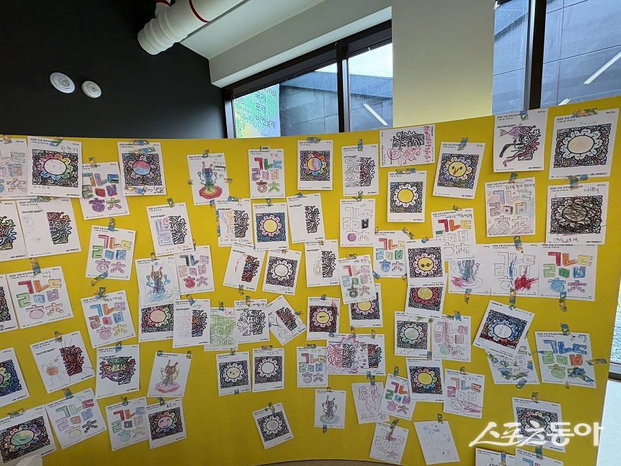 한글과 예술을 접목한 ‘2025 한글 국제 프레 비엔날레’가 개막 14일 만에 누적 관람객 2만 명을 돌파하며 세종시의 새로운 문화 명소로 자리잡고 있다(키즈존 모습). 사진제공|세종시