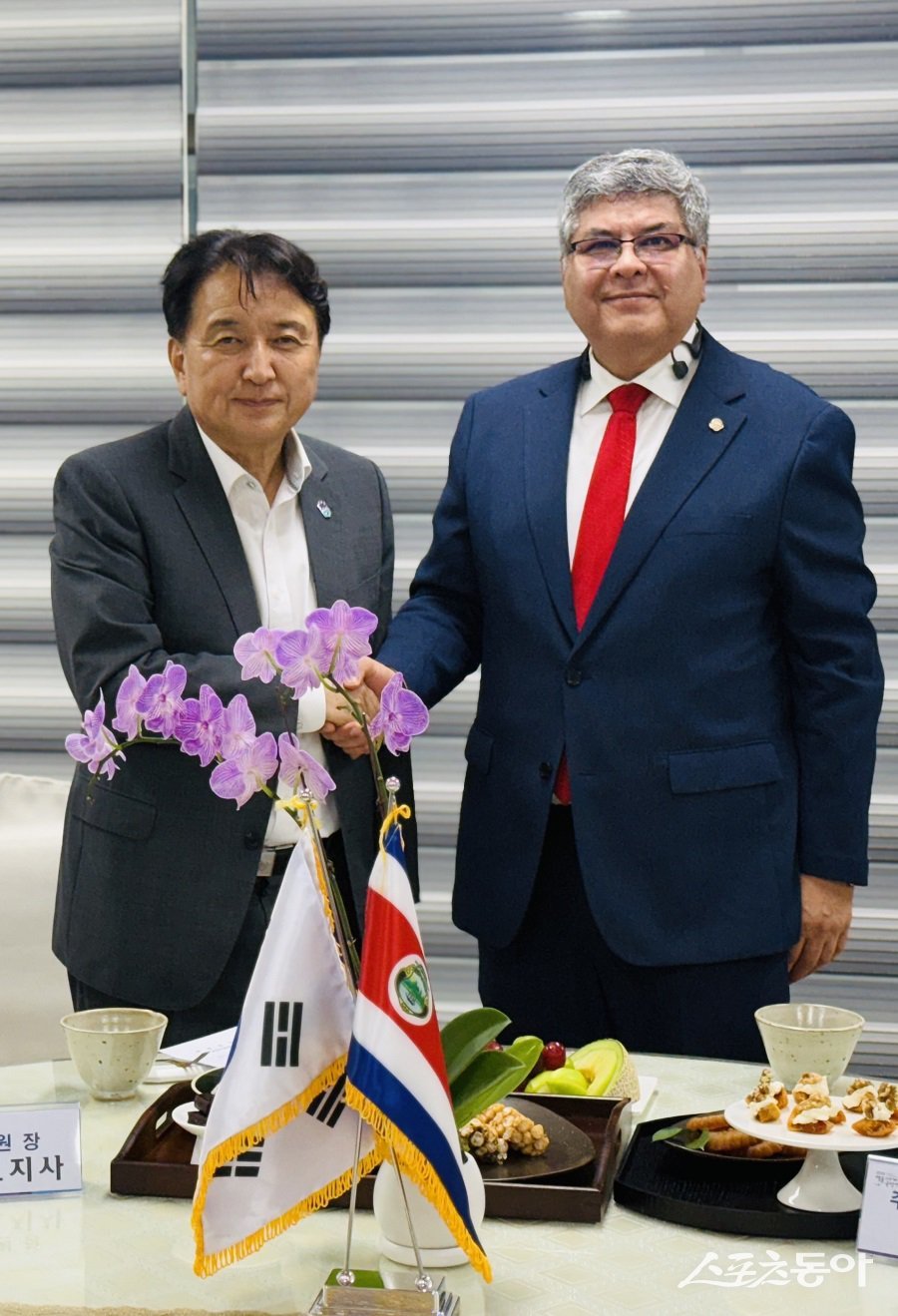 김영환 충북도지사는 지난 15일 오후 영동엑스포에서 호르헤 발레리오 주한 코스타리카 대사를 만나 충청북도와 코스타리카 간 경제·문화 교류 확대 및 협력 방안에 대해 의견을 교환했다(왼쪽 김영환 지사). 사진제공|충북도