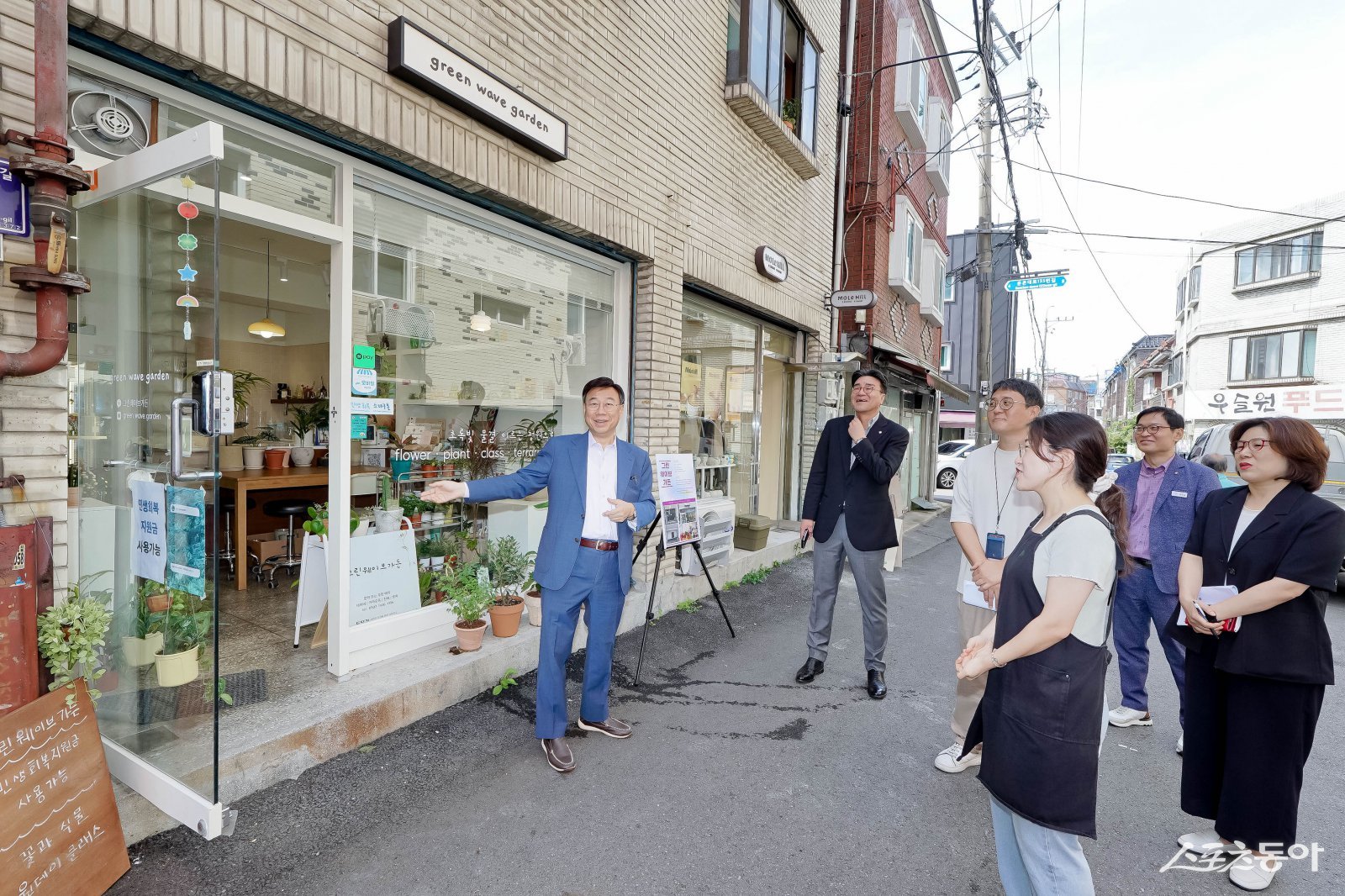 신상진 성남시장(윈쪽)이 15일 중원구 성남동 도담길 내 청년 창업 점포를 둘러보고 있다. 사진제공ㅣ성남시 
