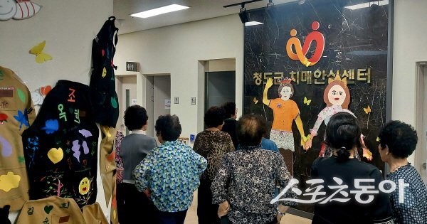 청도군이 치매안심센터 전시 공간에서 ‘치매예방 미술치료 작품 전시회’를 개최하고 있다. 사진제공 ㅣ 청도군
