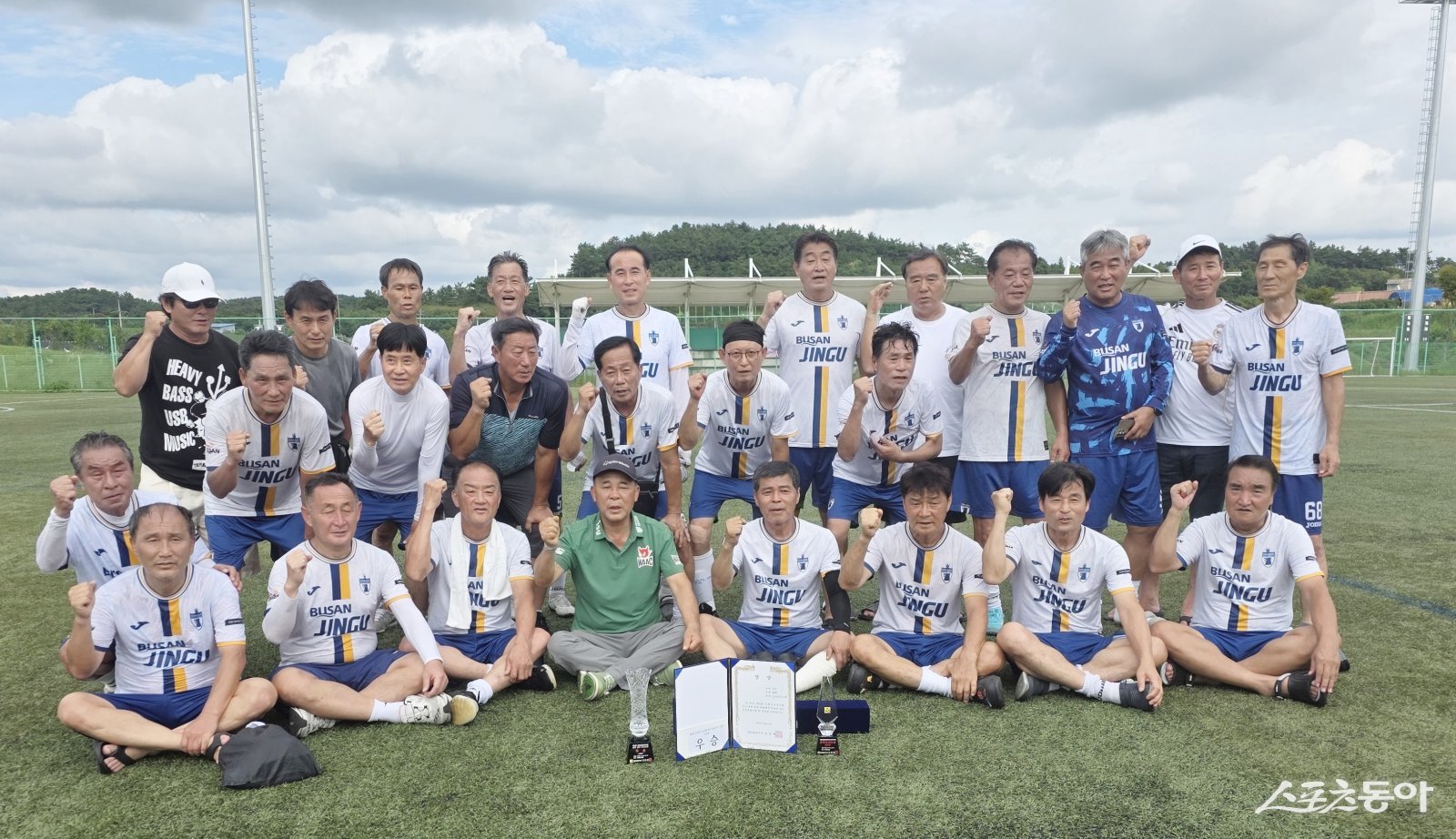 부산진구60대 축구단이 지난 13~14일 이틀간 영광스포티움 축구전용구장에서 열린 ‘제4회 전라남도지사배 전국 실버축구대회’에서 우승을 차지한 가운데 선수들이 기념촬영을 하고 있다. (사진제공=부산진구축구협회)