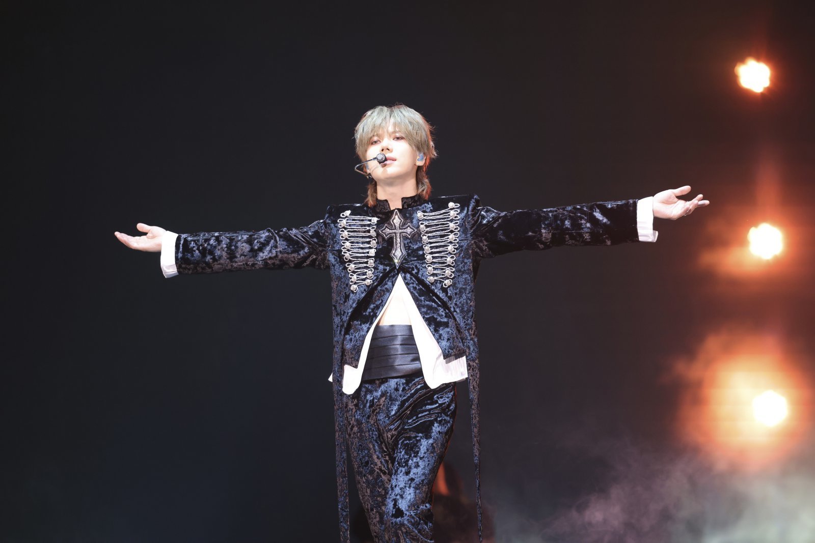 샤이니 태민이 일본 아레나 투어 ‘2025 TAEMIN ARENA TOUR ‘Veil’’의 첫 공연을 카나가와에서 성황리에 개최했다. 5년 만의 일본 아레나 단독 투어인 이번 무대에서 그는 신곡 ‘Veil’을 비롯한 다채로운 히트곡과 라이브 밴드 협업 무대를 선보이며 뜨거운 호응을 얻었다. 사진제공|빅플래닛메이드엔터