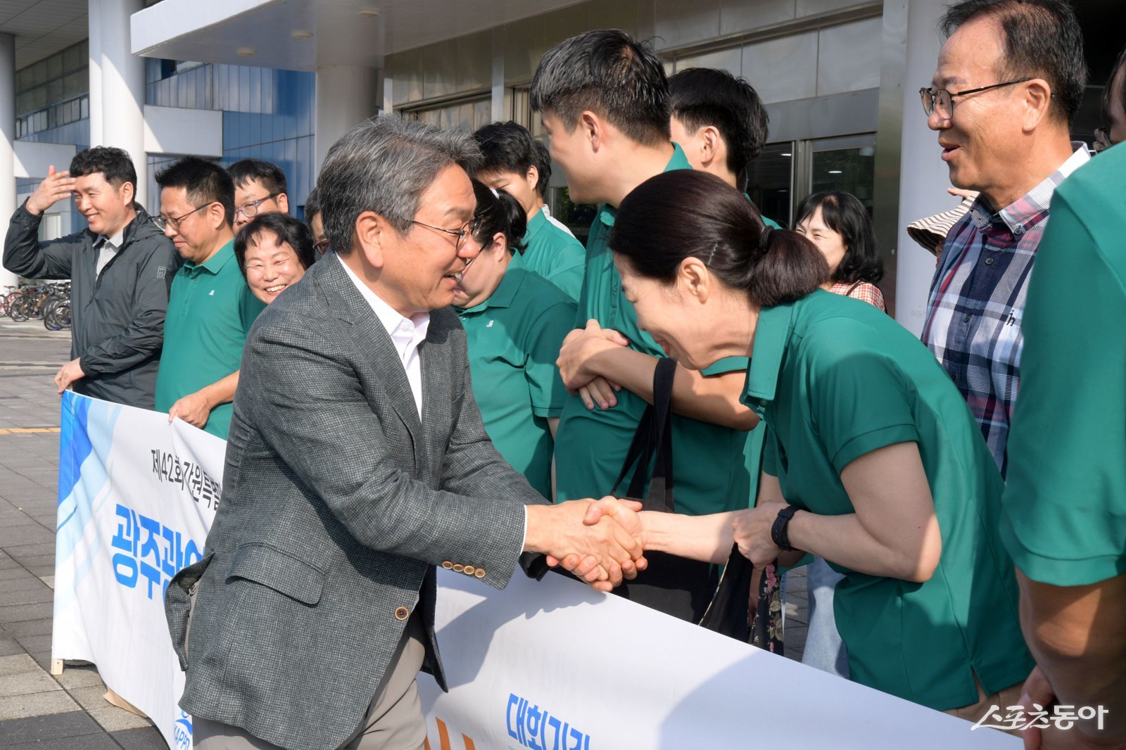 강기정 광주광역시장이 16일 오전 시청 행정동 앞에서 열린 제42회 전국장애인기능경기대회 선수단 출정식에 참석해 선수단을 격려하고 있다. 사진제공=광주광역시