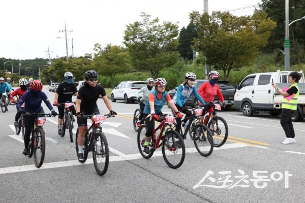 상주시는 지난 14일 낙동강자전거이야기촌 일원에서 ‘2025 상주시장기 자전거대회’를 개최했다. 사진제공ㅣ상주시