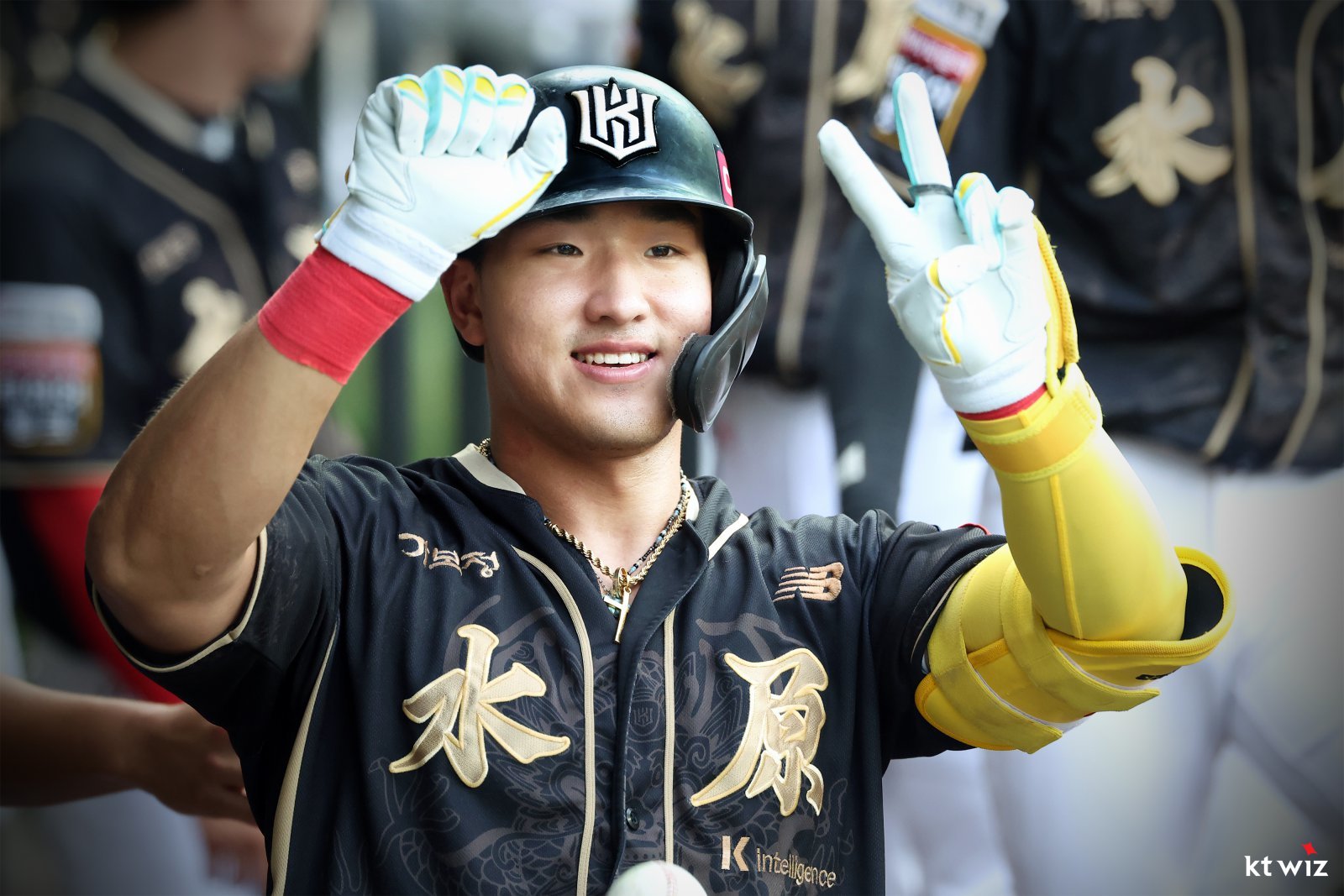 KT 안현민이 14일 대구삼성라이온즈파크에서 열린 삼성전 3회초 데뷔 첫 20홈런을 터트린 뒤, 덕아웃에서 양 손가락으로 숫자 ‘20’을 표현하며 기뻐하고 있다. 사진제공|KT 위즈