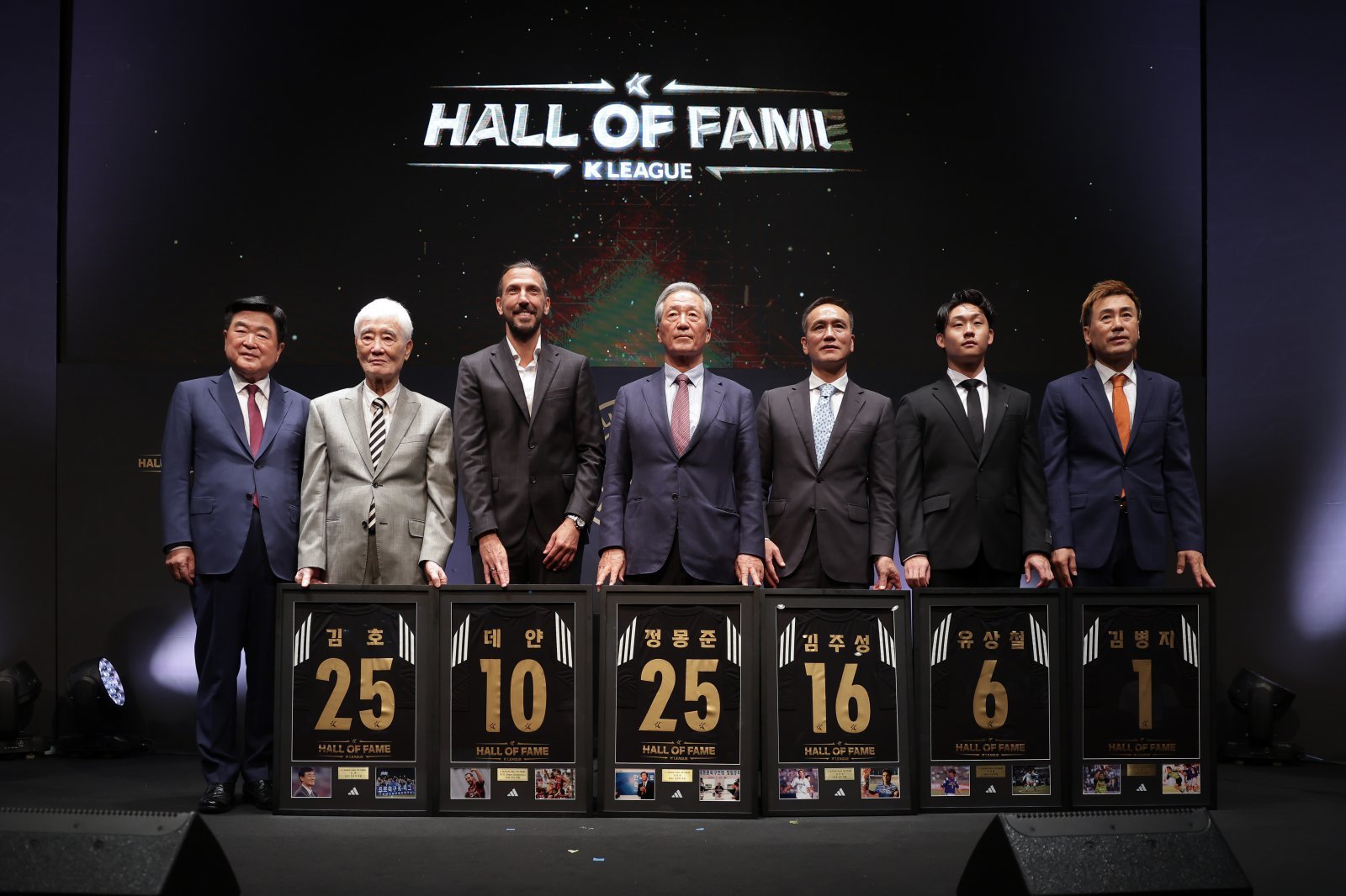 한국프로축구연맹이 16일 서울 종로구 아산정책연구원에서 ‘제2회 K리그 명예의전당’ 헌액식을 열었다. 권오갑 한국프로축구연맹 총재, 김호 전 감독, 데얀, 정몽준 KFA 명예회장, 김주성, 故 유상철 아들 유선우, 김병지(왼쪽부터). 사진제공|한국프로축구연맹