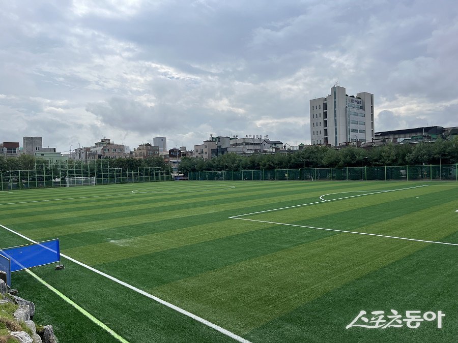인천 계양구, 계산체육공원 인조잔디·조깅트랙 전면 교체를 완료했다. 사진제공|인천 계양구청