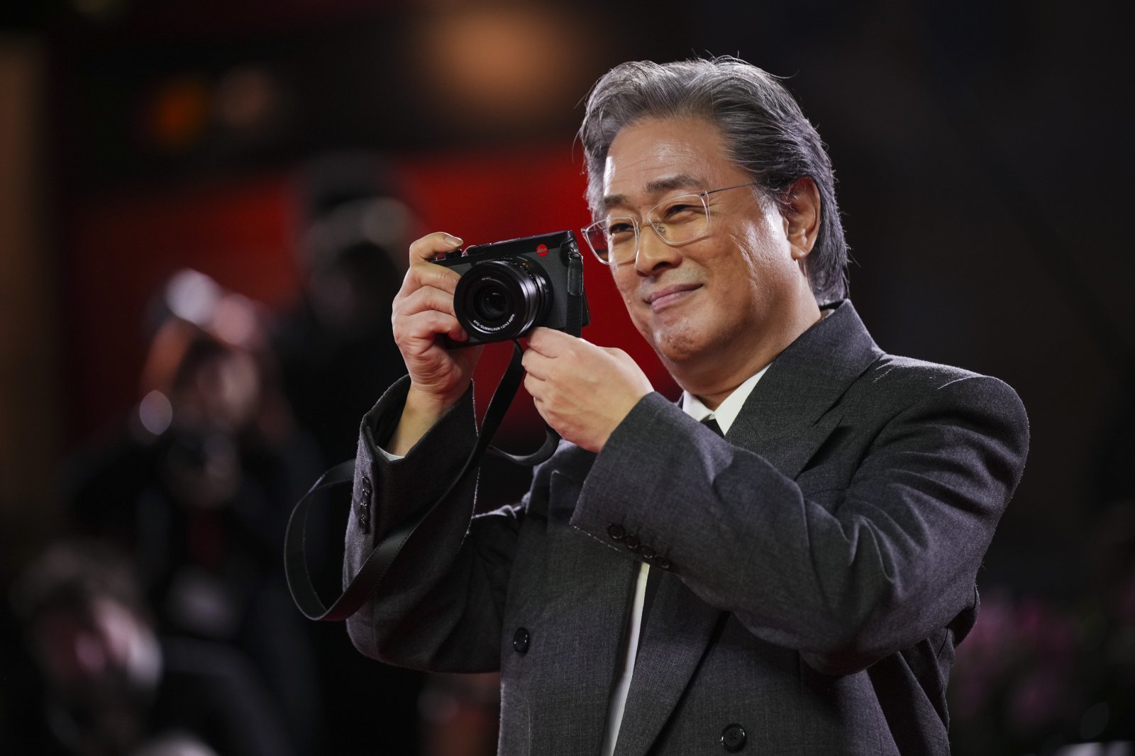 박찬욱 감독의 ‘어쩔수가없다’가 토론토국제영화제 국제 관객상을 수상하며 ‘오스카 레이스’의 초반 동력을 확보했딴 평가를 받고 있다. 뉴시스