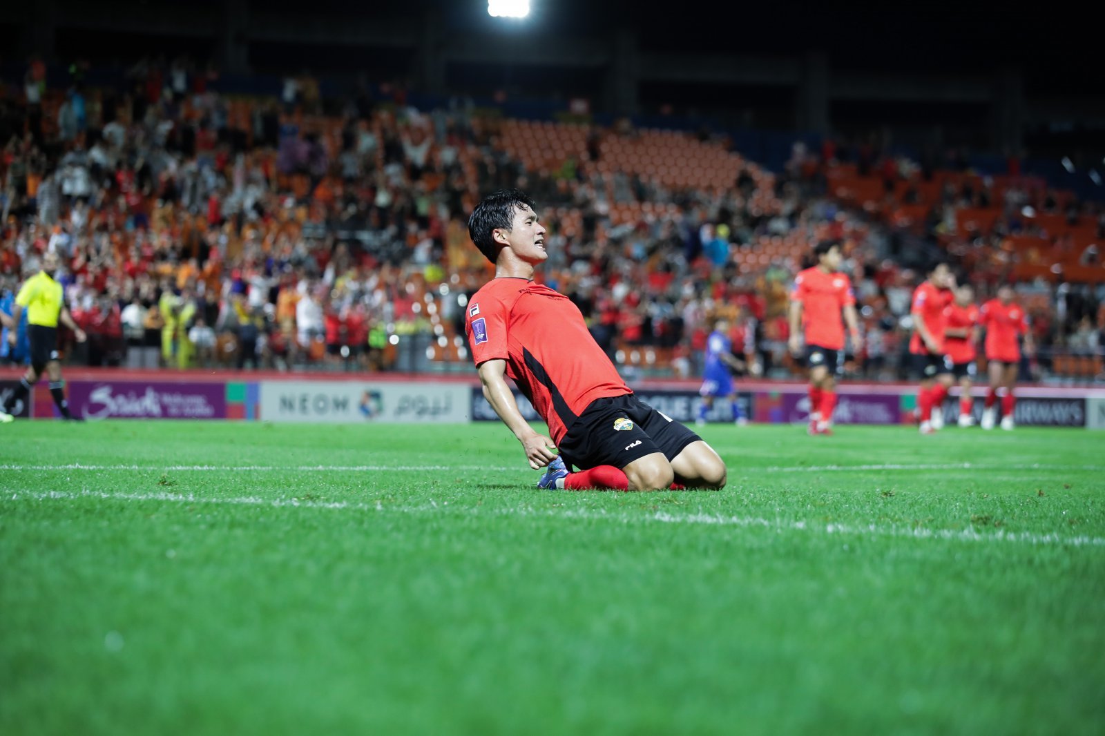 강원 구본철이 16일 춘천송암스포츠타운에서 열린 상하이 선화와 2025~2026시즌 ACLE 동아시아권역 리그 스테이지 1차전 홈경기에서 1-1로 맞선 후반 19분 역전 결승골을 넣은 뒤 기뻐하고 있다. 2-1로 이긴 강원은 창단 17년만에 밟은 첫 ACL 무대에서 승전고를 울렸다. 사진제공│한국프로축구연맹