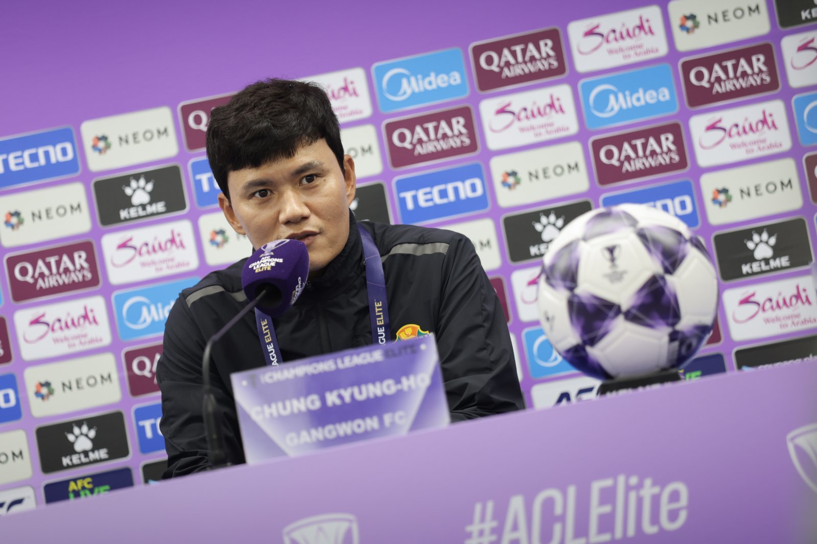 정경호 강원 감독은 16일 춘천송암스포츠타운에서 열린 상하이 선화와 2025~2026시즌 ACLE 동아시아권역 리그 스테이지 1차전 홈경기에서 팀의 2-1 승리를 이끈 뒤 환하게 웃었다. 이날 승리로 창단 멤버로서 팀의 사상 첫 ACL 승리를 안겼고, 자신이 강조한 K리그1-ACL 이원화 원칙을 지킬 수 있어서다. 사진제공│한국프로축구연맹