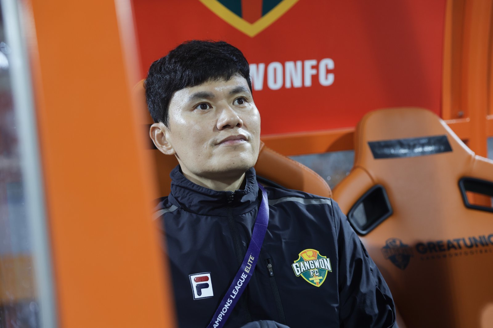 정경호 강원 감독은 16일 춘천송암스포츠타운에서 열린 상하이 선화와 2025~2026시즌 ACLE 동아시아권역 리그 스테이지 1차전 홈경기에서 팀의 2-1 승리를 이끈 뒤 환하게 웃었다. 이날 승리로 창단 멤버로서 팀의 사상 첫 ACL 승리를 안겼고, 자신이 강조한 K리그1-ACL 이원화 원칙을 지킬 수 있어서다. 사진제공│한국프로축구연맹