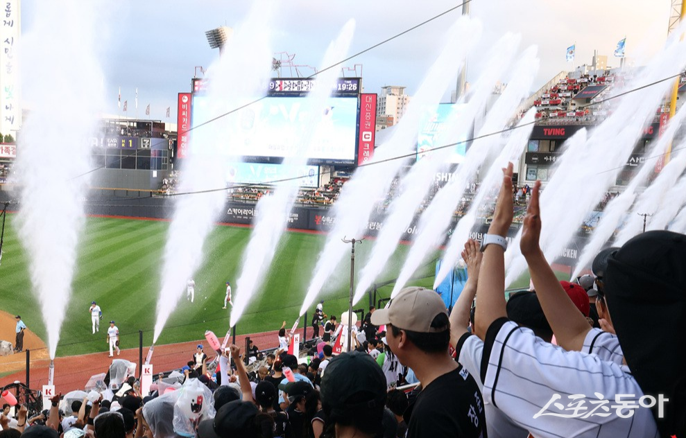수원KT위즈파크에서 워터 페스티벌을 즐기는 관중들. 사진 제공|KT 위즈