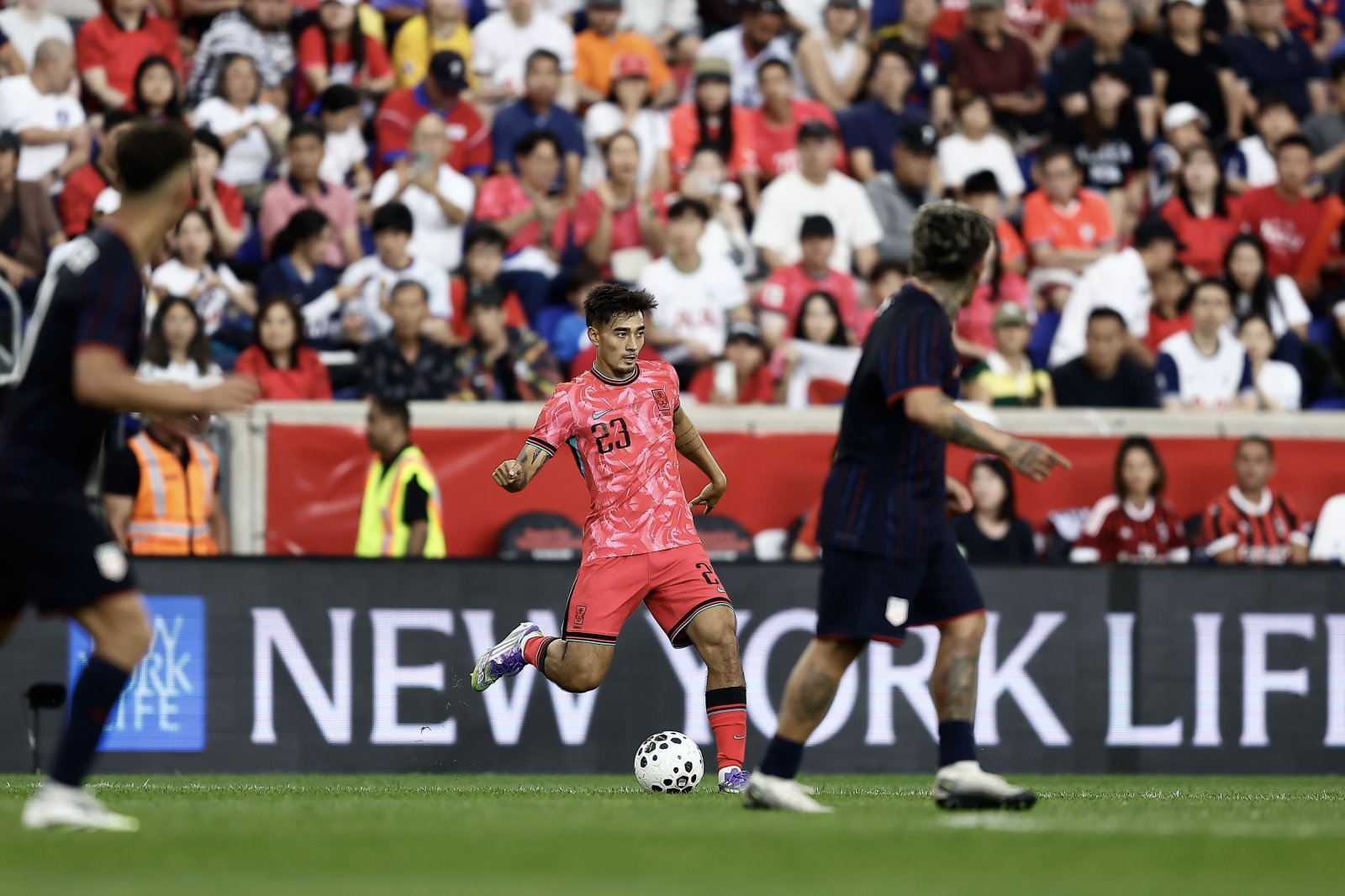 독일 매체 ‘데어 베스텐’은 “카스트로프가 묀헨글라트바흐에서 당장 주전으로 뛸 가능성은 낮다. 그러나 월드컵에 나서려면 소속팀 출전 시간이 필수적이다. 잦은 A매치 장거리 이동은 소속팀과 대표팀에서 그의 컨디션과 활약에 직접적인 영향을 미칠 수 있다”고 우려했다. 사진제공|대한축구협회