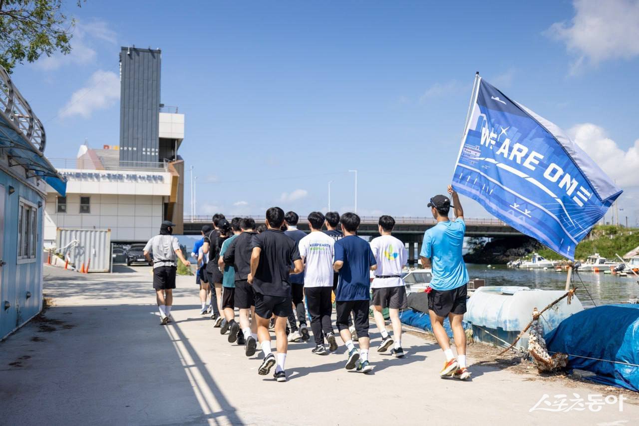 위아원 부산경남서부지역연합회가 사하구 강변 산책로와 장림포구 일대에서 특별한 캠페인인 ‘플로깅’ 활동을 진행한 후 선셋 로드를 러닝하고 있다. (사진 제공 = 위아원 부산경남서부지역연합회)