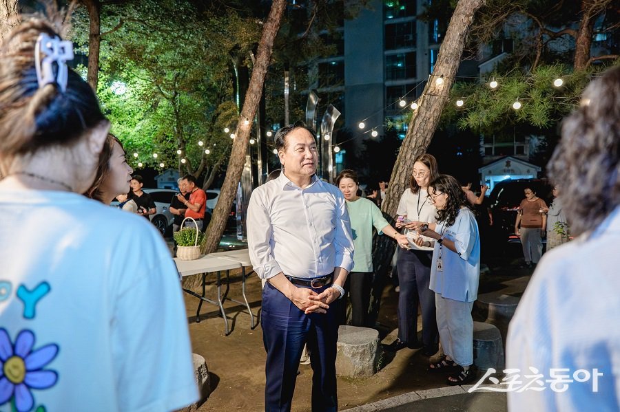 오산시(시장 이권재)가 민선 8기 도시경관 분야 중점사업으로 추진 중인 공동주택 야간경관조명 설치 보조금 지원사업(이하 ‘야간경관조명사업’)이 본격적인 성과를 내고 있다(이권재 시장). 사진제공｜오산시