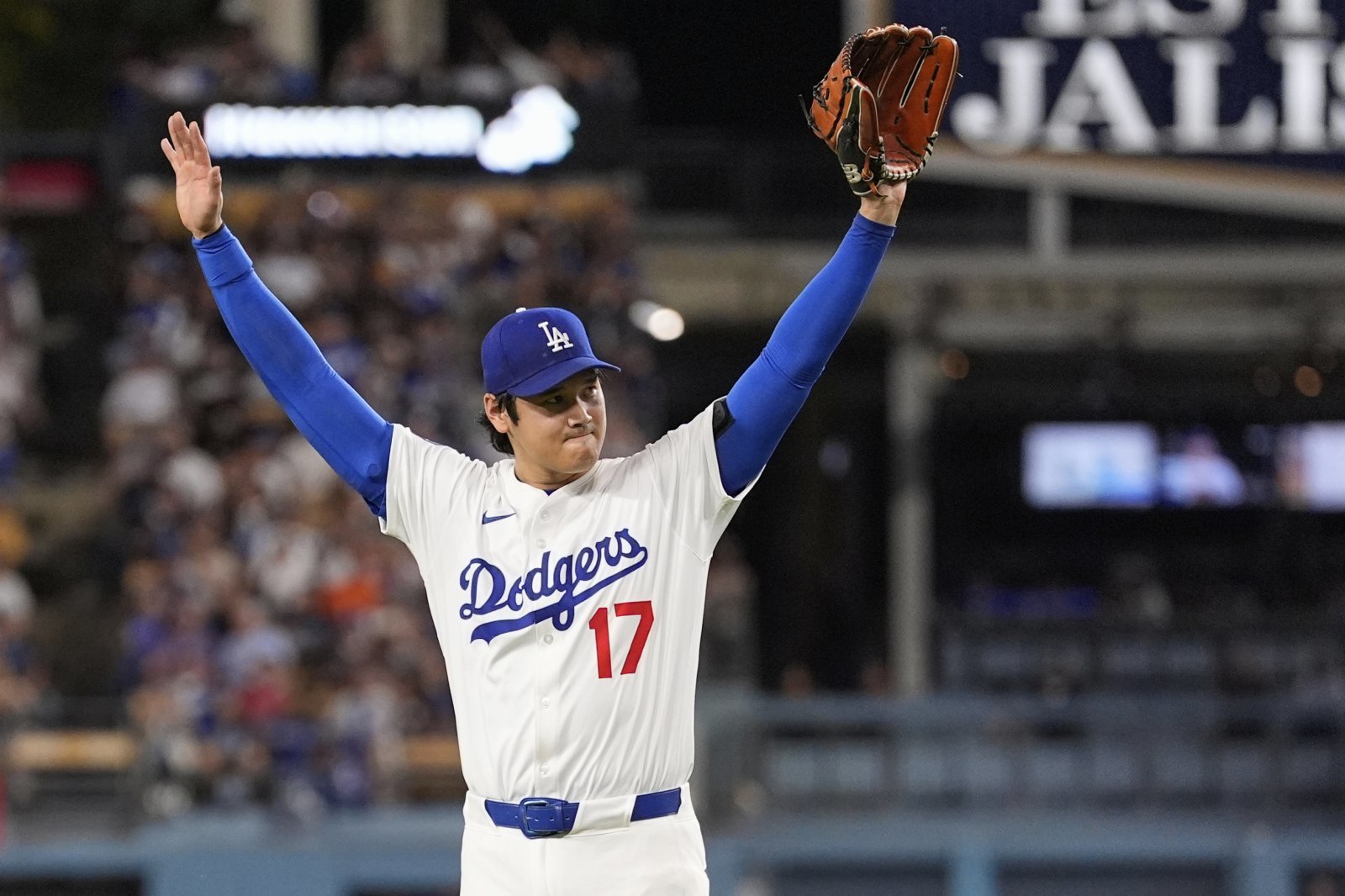 다저스 오타니 쇼헤이는 17일(한국시간) 다저스타디움에서 열린 ‘2025 MLB’ 필라델피아와 홈경기에서 1번타자 선발투수로 나서 시즌 50호 홈런을 포함해 5타수 2안타 1타점 1득점을 기록했고, 투수로 5이닝 무실점 노히트를 투구를 펼쳤다. LA(미 캘리포니아주)|AP 뉴시스