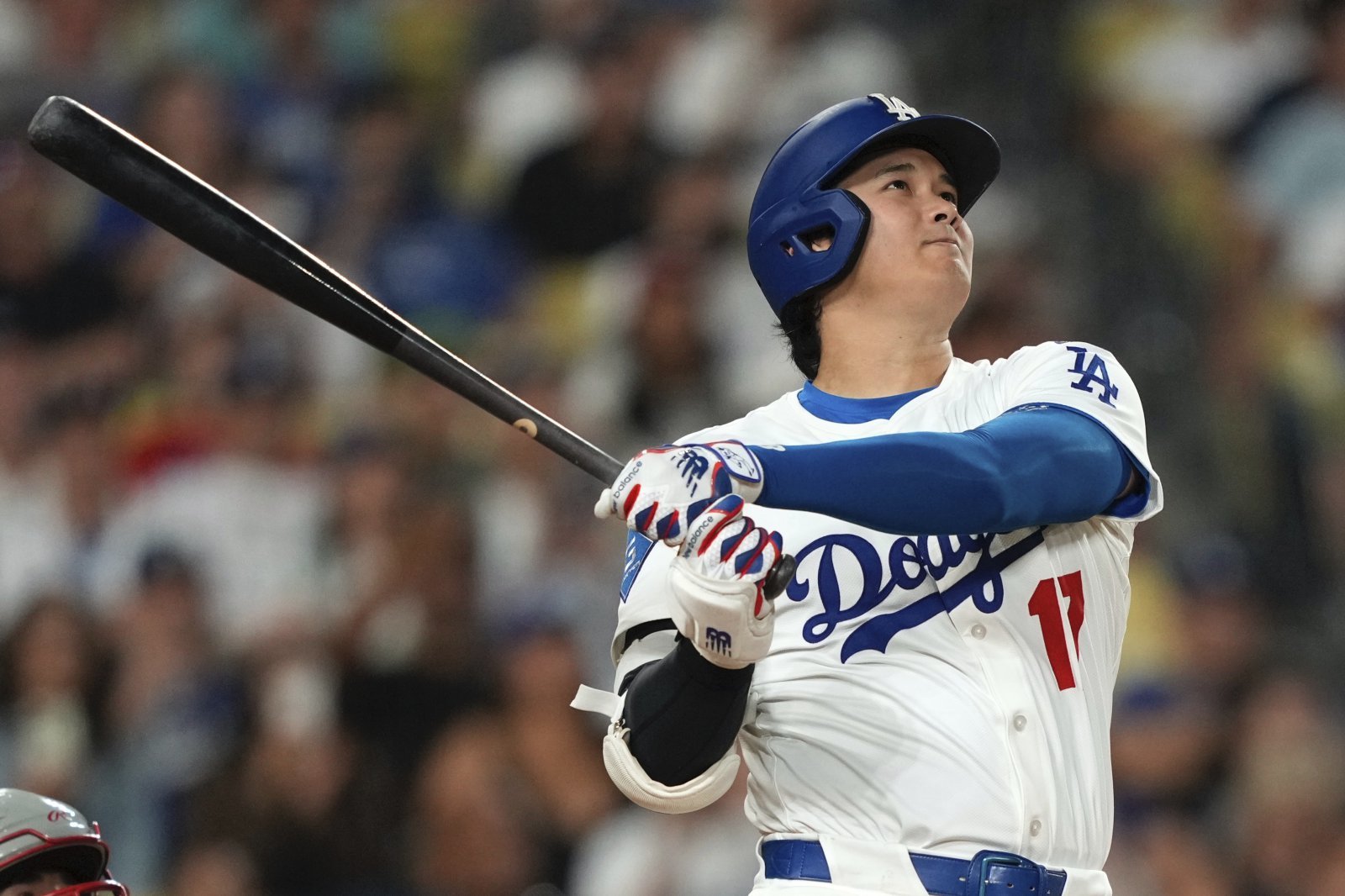 다저스 오타니 쇼헤이는 17일(한국시간) 다저스타디움에서 열린 ‘2025 MLB’ 필라델피아와 홈경기에서 1번타자 선발투수로 나서 시즌 50호 홈런을 포함해 5타수 2안타 1타점 1득점을 기록했고, 투수로 5이닝 무실점 노히트를 투구를 펼쳤다. LA(미 캘리포니아주)|AP 뉴시스