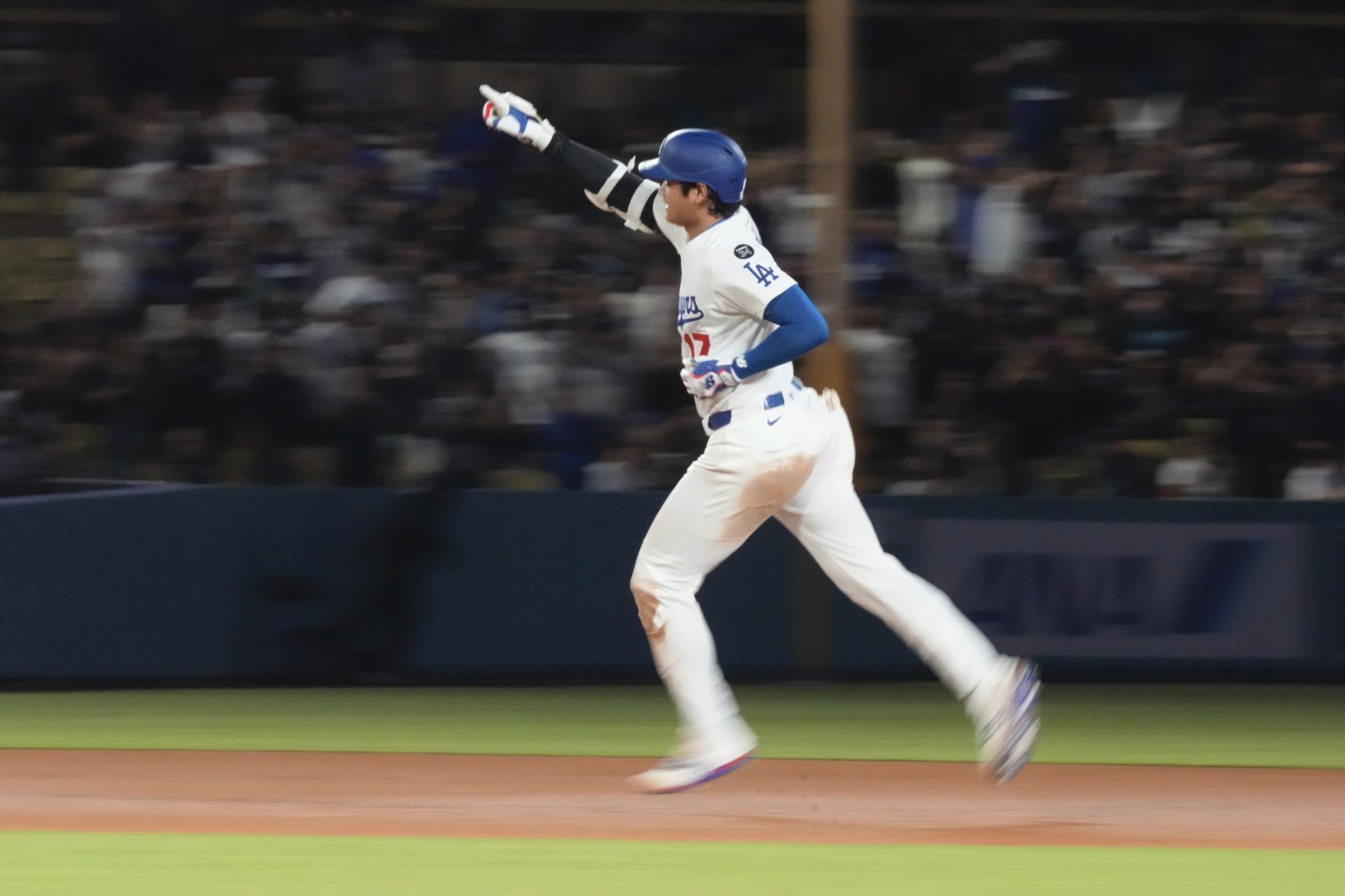 다저스 오타니 쇼헤이는 17일(한국시간) 다저스타디움에서 열린 ‘2025 MLB’ 필라델피아와 홈경기에서 1번타자 선발투수로 나서 시즌 50호 홈런을 포함해 5타수 2안타 1타점 1득점을 기록했고, 투수로 5이닝 무실점 노히트를 투구를 펼쳤다. LA(미 캘리포니아주)|AP 뉴시스