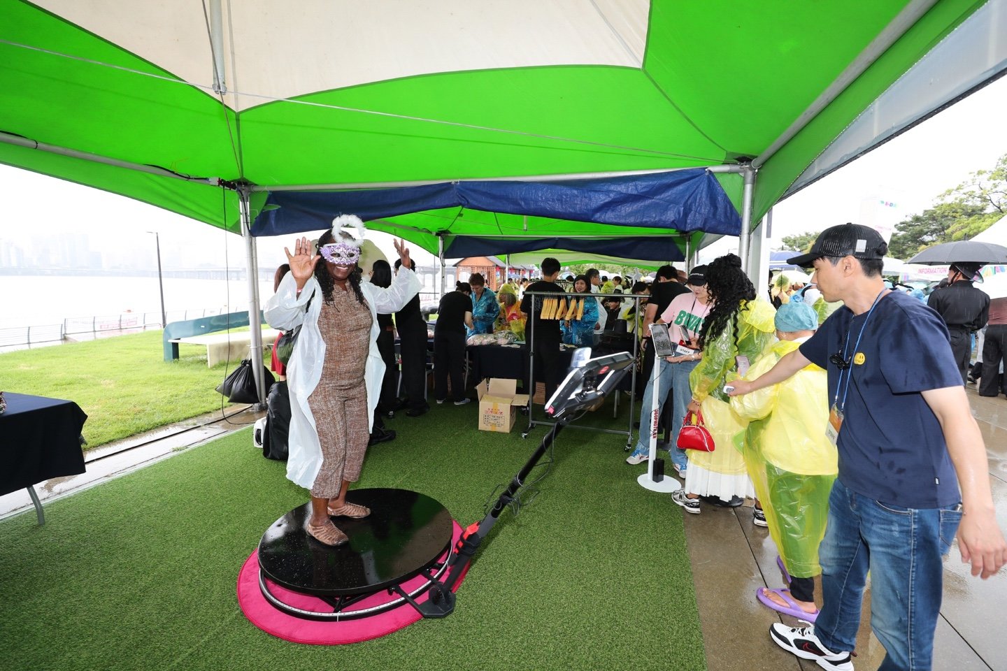 WSB Super Trip ‘케이데이 인 한강’ 이벤트에서 360 포토부스를 체험하는 참가자