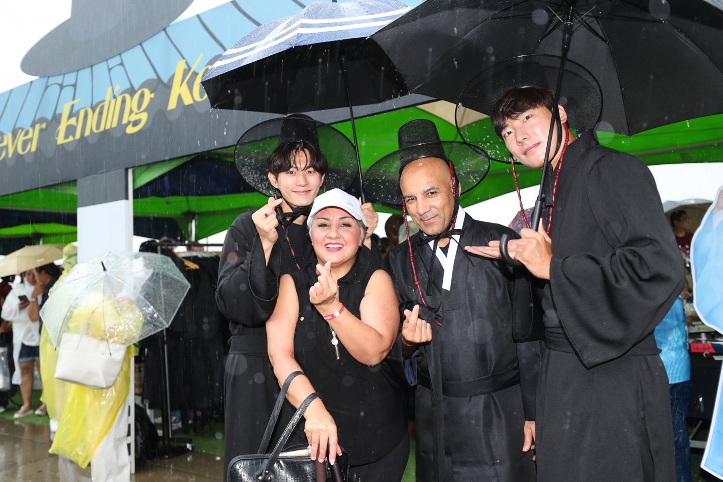 WSB Super Trip ‘케이데이 인 한강’ 이벤트에서 사자보이즈 복장을 한 모델과 사진촬영하는 참가자들