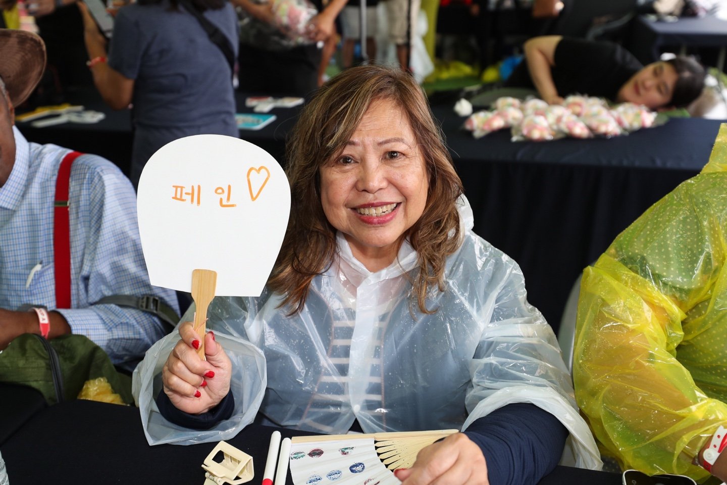 WSB Super Trip에서 한글 이름 쓰기 체험 중인 참가자