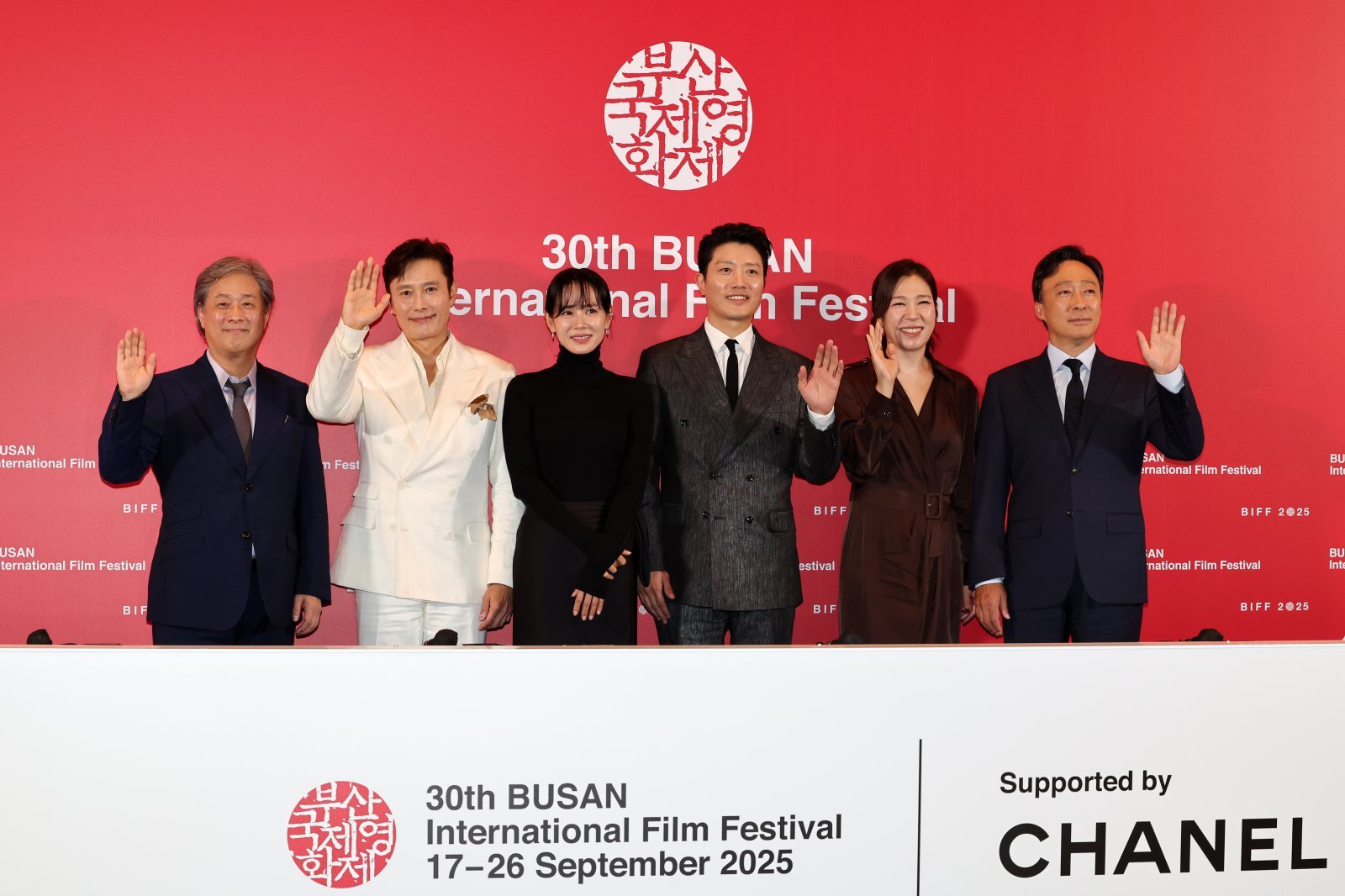 [부산=뉴시스] 박진희 기자 = 제30회 부산국제영화제 개막작 ‘어쩔수가없다’ 감독 박찬욱, 배우 이병헌, 손예진, 박희순, 염혜란, 이성민이 17일 부산 해운대구 영화의전당 중극장에서 기자회견을 하고 있다. 2025.10.17. pak7130@newsis.com