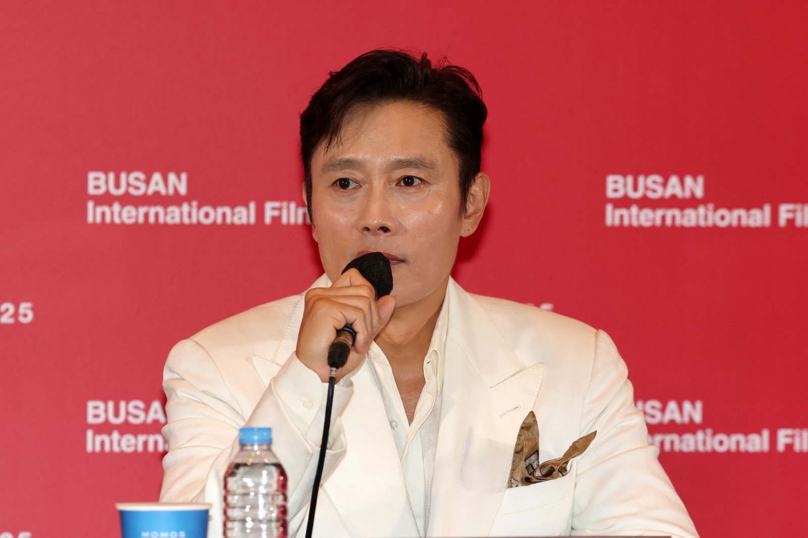 [부산=뉴시스] 박진희 기자 = 제30회 부산국제영화제 개막작 ‘어쩔수가없다’ 배우 이병헌이 17일 부산 해운대구 영화의전당 중극장에서 기자회견을 하고 있다. 2025.10.17. pak7130@newsis.com