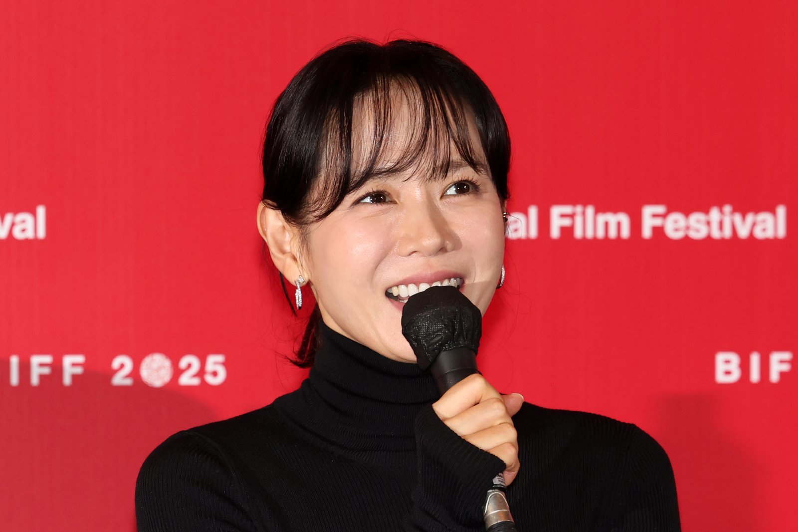 [부산=뉴시스] 박진희 기자 = 제30회 부산국제영화제 개막작 ‘어쩔수가없다’ 배우 손예진이 17일 부산 해운대구 영화의전당 중극장에서 기자회견을 하고 있다. 2025.10.17. pak7130@newsis.com