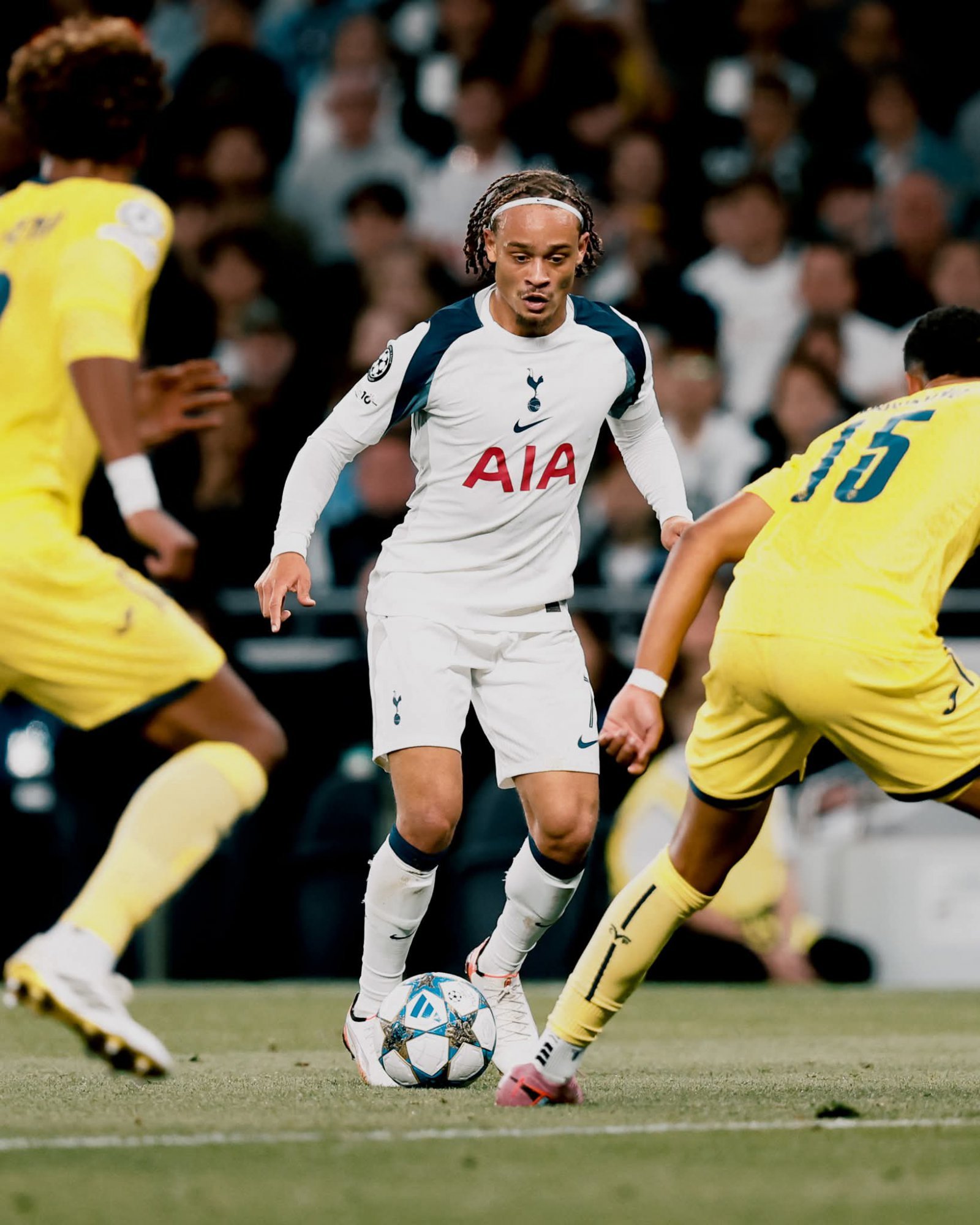 토트넘의 ‘새로운 7번’ 사비 시몬스(가운데)가 17일(한국시간) 토트넘 홋스퍼 스타디움에서 열린 비야레알과 UCL 리그 페이즈 1차전 홈경기에서 상대 수비진 사이를 돌파하고 있다. 사진출처|토트넘 홋스퍼 페이스북