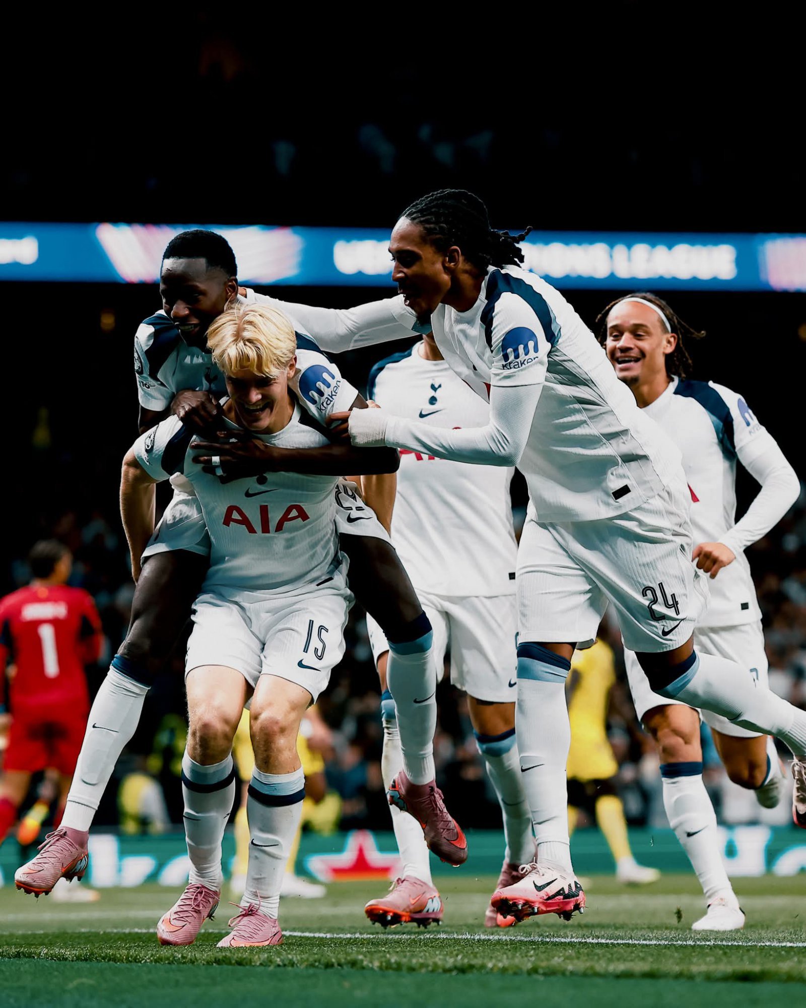 토트넘의 왼쪽 풀백 제드 스펜스(24번)가 17일(한국시간) 토트넘 홋스퍼 스타디움에서 열린 비야레알과 UCL 리그 페이즈 1차전 홈경기에서 선제 결승골이 터지자 동료들과 기뻐하고 있다. 사진출처|토트넘 홋스퍼 페이스북