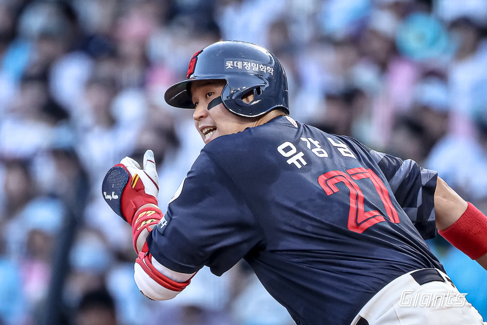 롯데 주전 포수 유강남이 17일 1군 엔트리에서 말소됐다. 파울 타구에 두 차례 맞은 우측 쇄골 상태가 나아지지 않아서다. 사진제공|롯데 자이언츠