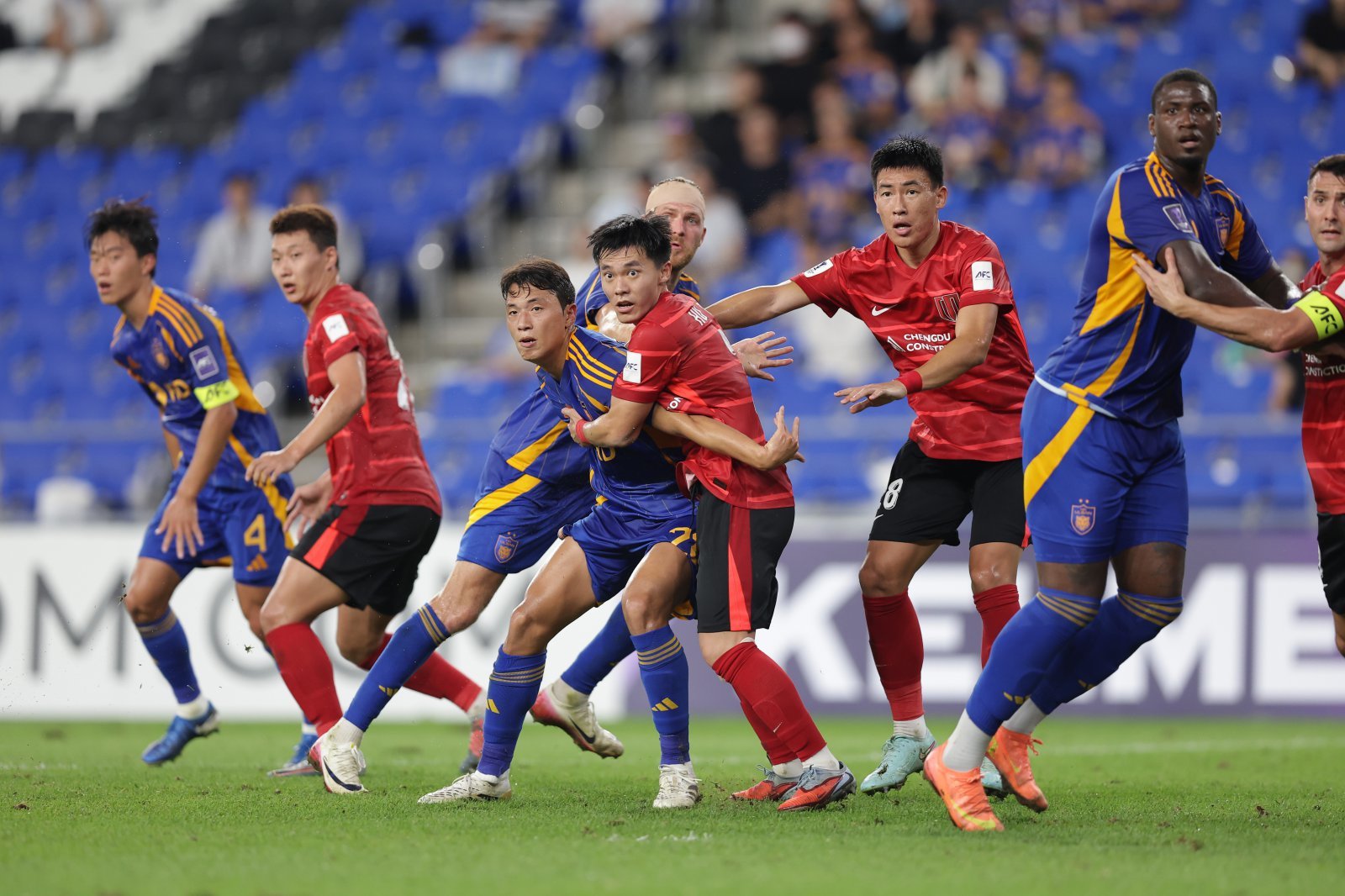 울산(파란색 유니폼)과 청두 선수들이 17일 울산문수경기장에서 열린 ACLE 리그 스테이지 1차전 도중 세트피스 상황서 몸싸움을 하고 있다. 사진제공|한국프로축구연맹