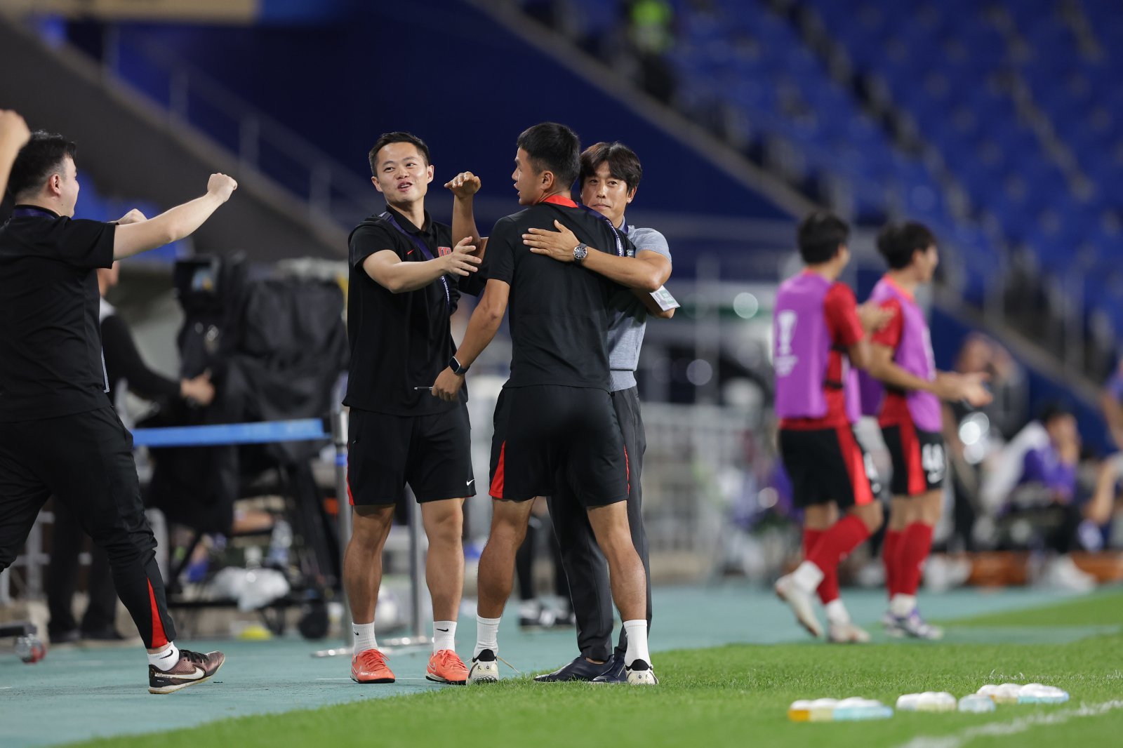 서정원 청두 감독이 17일 울산문수경기장에서 열린 울산과 ACLE 리그 스테이지 원정경기에서 전반 막판 선제골이 터지자 스태프를 안아주며 기뻐하고 있다. 사진제공|한국프로축구연맹