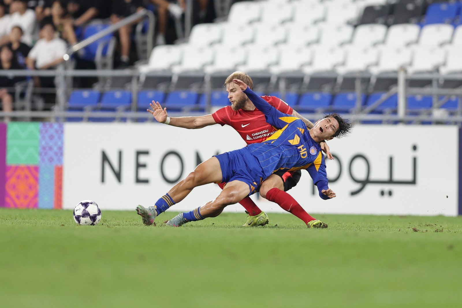 울산 백인우(앞)가 17일 울산문수경기장에서 열린 청두와 ACLE 리그 스테이지 1차전 홈경기 도중 상대 수비수 티모의 허슬 플레이에 넘어지고 있다. 사진제공|한국프로축구연맹