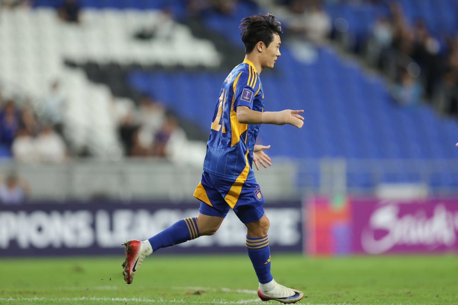 울산 엄원상이 17일 울산문수경기장에서 열린 청두와 ACLE 리그스테이지 1차전 홈경기에서 동점골을 성공시킨 뒤 벤치를 향해 달려가고 있다. 사진제공|한국프로축구연맹