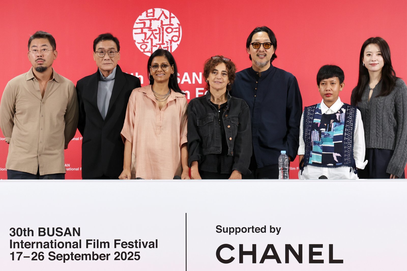 [부산=뉴시스] 박진희 기자 = 제30회 부산국제영화제 경쟁부분 심사위원장 나홍진(왼쪽부터) 감독, 심사위원 홍콩 배우 양가휘, 인도 배우 겸 감독 난디타 다스, 이란 여성 감독 마르지예 메쉬키니, 영화 감독 코고나다, 인도네시아 프로듀서 율리아 에비나 바하라, 배우 한효주가 18일 부산 해운대구 영화의전당 비프힐에서 기자회견을 하고 있다. 2025.09.18. pak7130@newsis.com