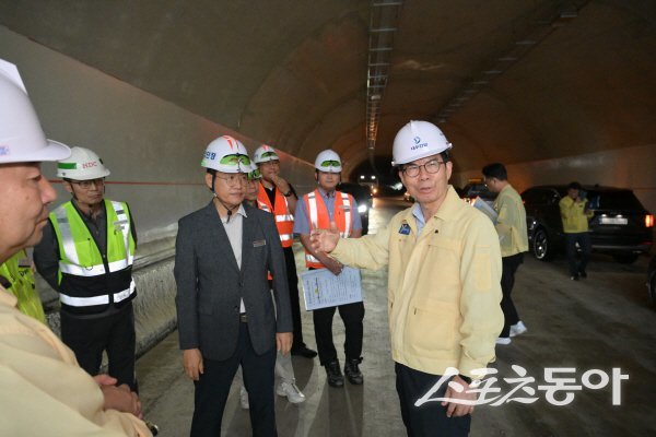 김광열 영덕군수가 지역 교통 인프라 확충 공사 현장을 점검하고 관계자들을 격려하고 있다. 사진제공 ㅣ 영덕군