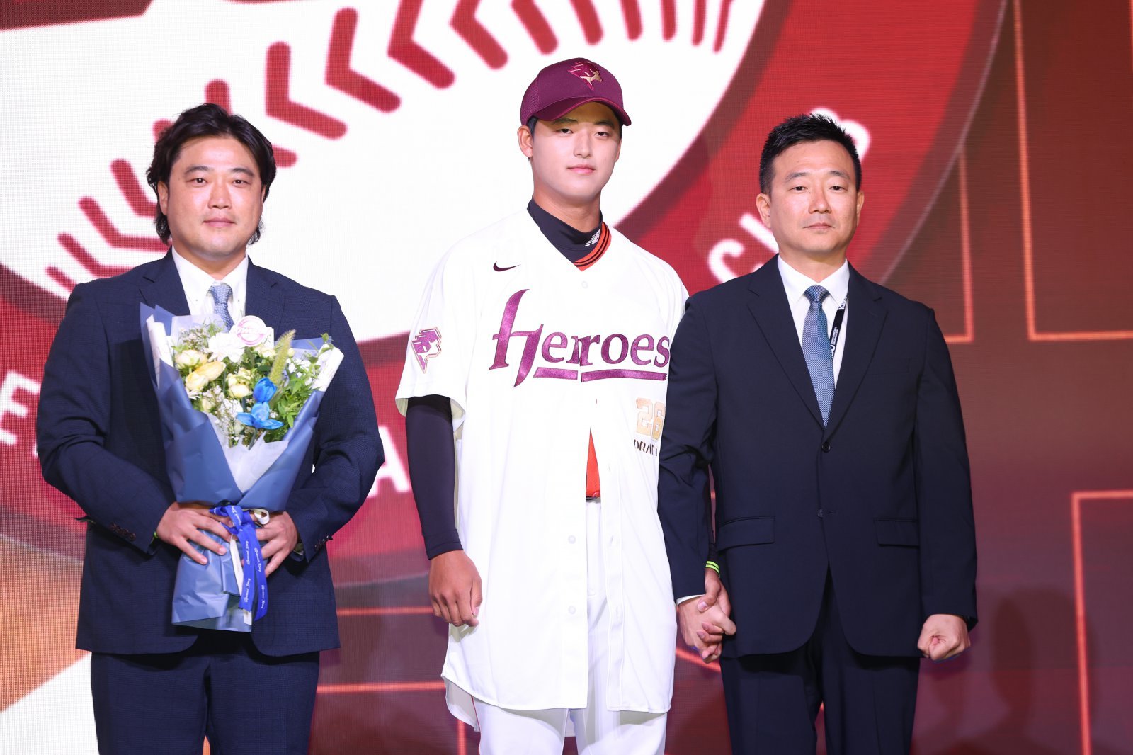 북일고 우투수 박준현(가운데)은 17일 롯데호텔월드 그랜드볼룸에서 열린 ‘2026 KBO 신인드래프트’에서 전체 1순위로 키움에 지명됐다. 박석민 전 두산 코치(왼쪽)는 아들이 야구인 2세로서 부담을 느끼지 않도록 먼 발치에서 지켜보며 응원을 보내왔다. 세월이 흐른 뒤 이들이 듣고 싶은 수식어는 ‘박준현의 아버지 박석민’이다. 뉴시스