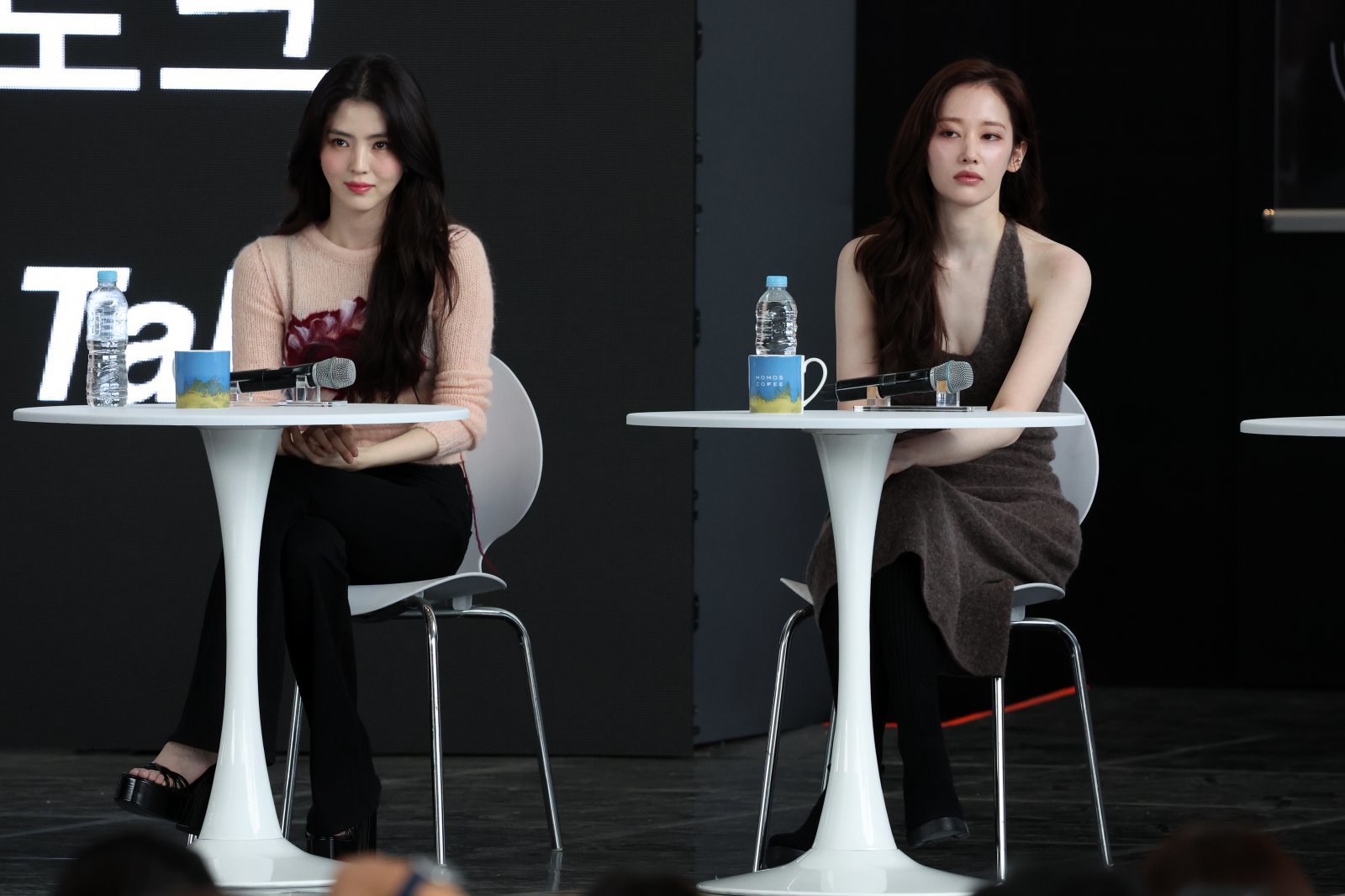 [부산=뉴시스] 박진희 기자 = 영화 ‘프로젝트 Y’ 배우 한소희와 전종서가 18일 부산 해운대구 영화의전당 BIFF 야외무대에서 제30회 부산국제영화제 오픈토크를 하고 있다. 2025.09.18. pak7130@newsis.com