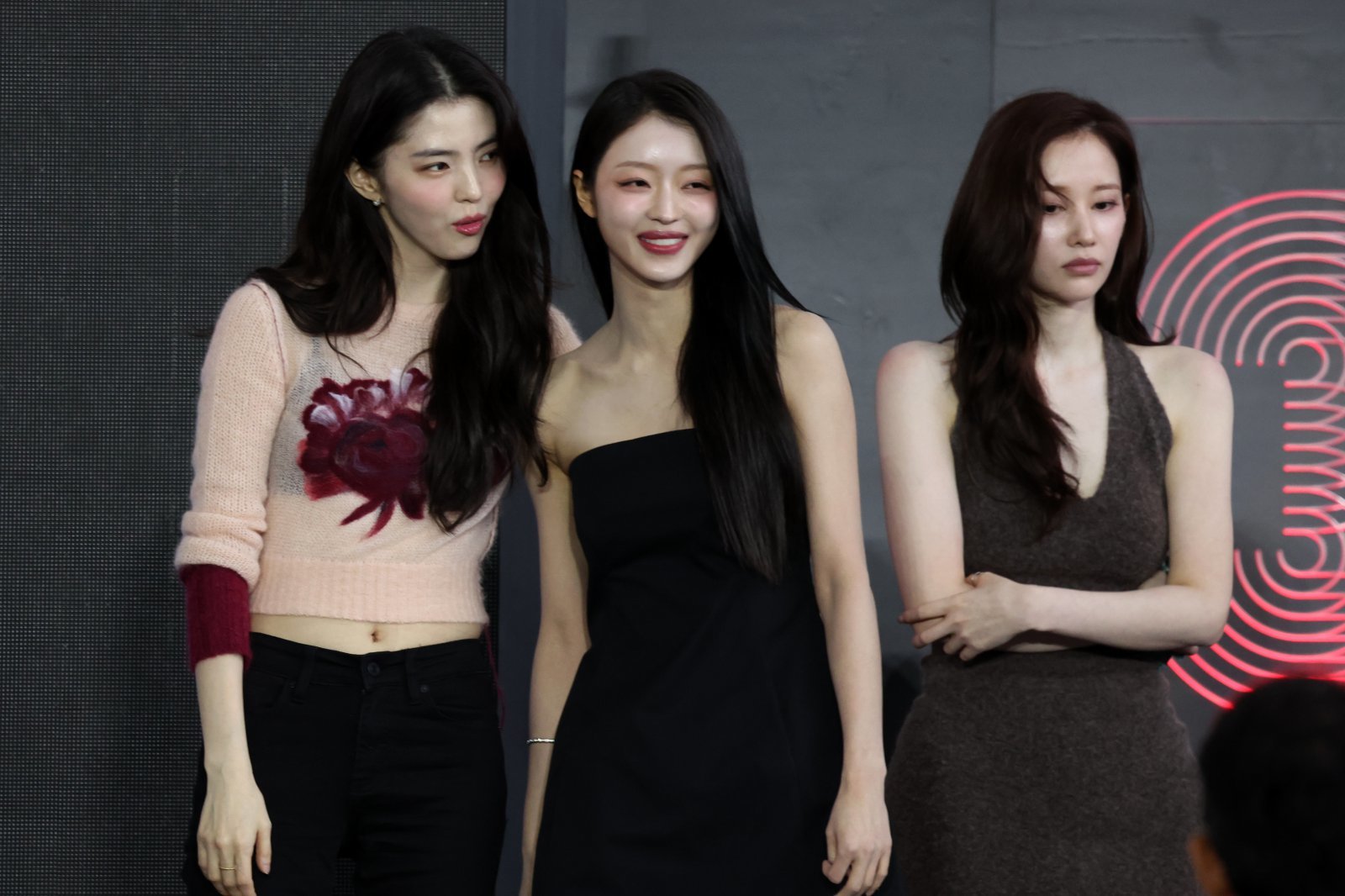 [부산=뉴시스] 박진희 기자 = 영화 ‘프로젝트 Y’ 배우 한소희, 전종서, 유아가 18일 부산 해운대구 영화의전당 BIFF 야외무대에서 제30회 부산국제영화제 오픈토크를 하고 있다. 2025.09.18. pak7130@newsis.com