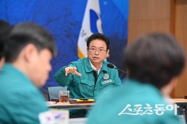 이철우 경북도지사가 산불피해 복구지원 대책회의에서 적극적인 대응을 지시하고 있다. 사진제공 ㅣ 경북도