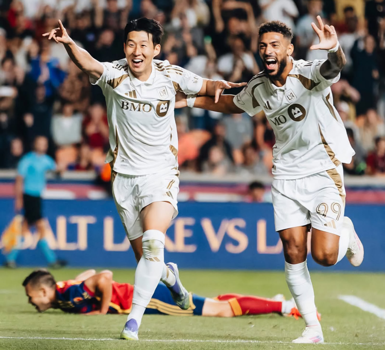 LAFC 손흥민(왼쪽)과 새로운 ‘짝꿍’ 드니 부앙가가 18일(한국시간) 유타주 아메라카퍼스트필드에서 열린 레알 솔트레이크와 MLS 원정경기를 4-1 대승으로 마친 뒤 기뻐하고 있다. 이날 손흥민은 데뷔 첫 해트트릭을 뽑았다. 사진출처|LAFC 페이스북