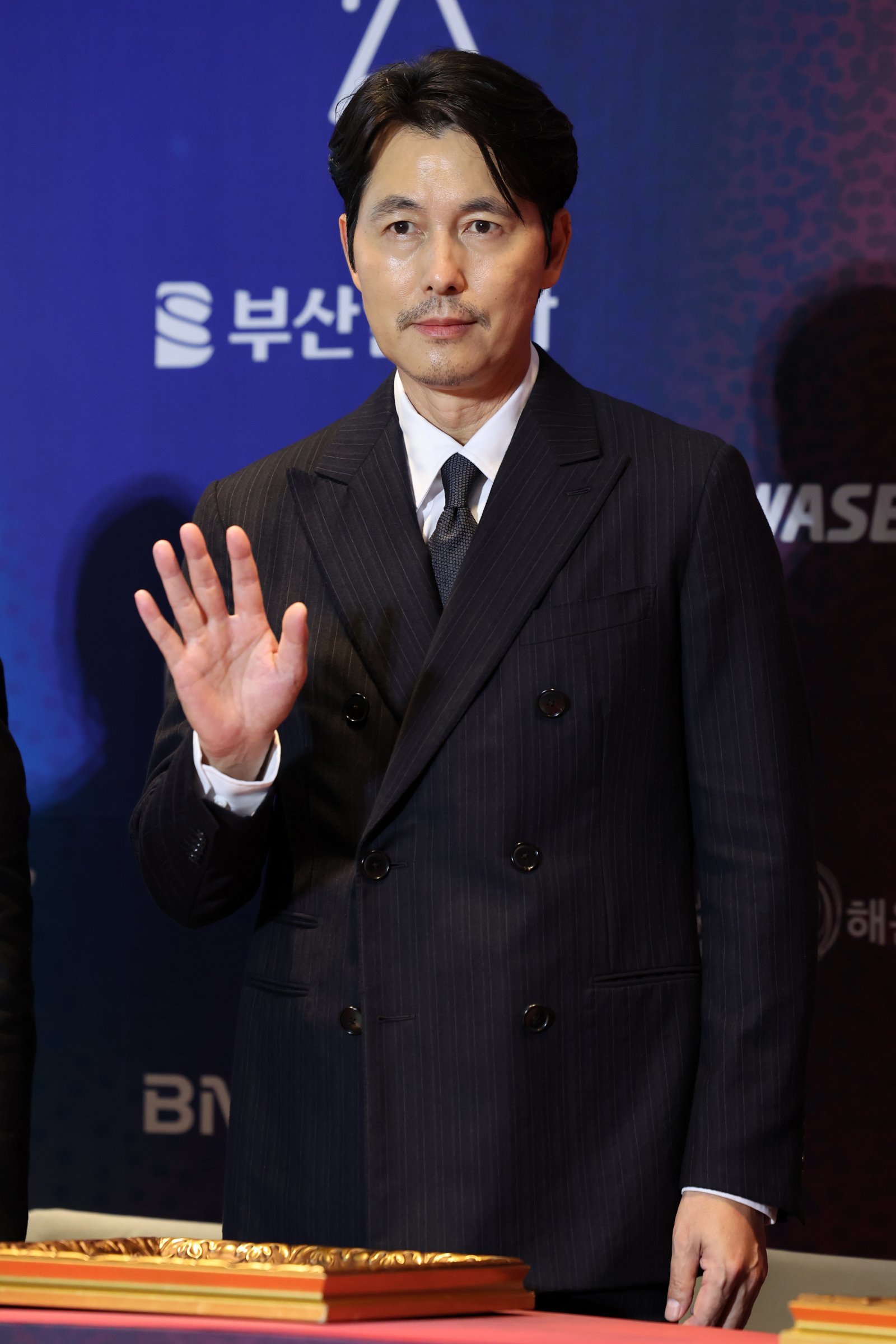 [부산=뉴시스] 박진희 기자 = 정우성 배우가 18일 부산 해운대구 시그니엘 그랜드 볼룸에서 열린 제34회 부일영화상 시상식 핸드프린팅 행사에 참석하고 있다. 2025.09.18. pak7130@newsis.com