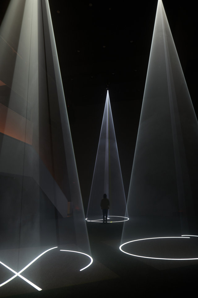 푸투라서울에 설치된 안소니 맥콜의 ‘솔리드 라이트’ 시리즈. 사진제공ㅣ푸투라서울