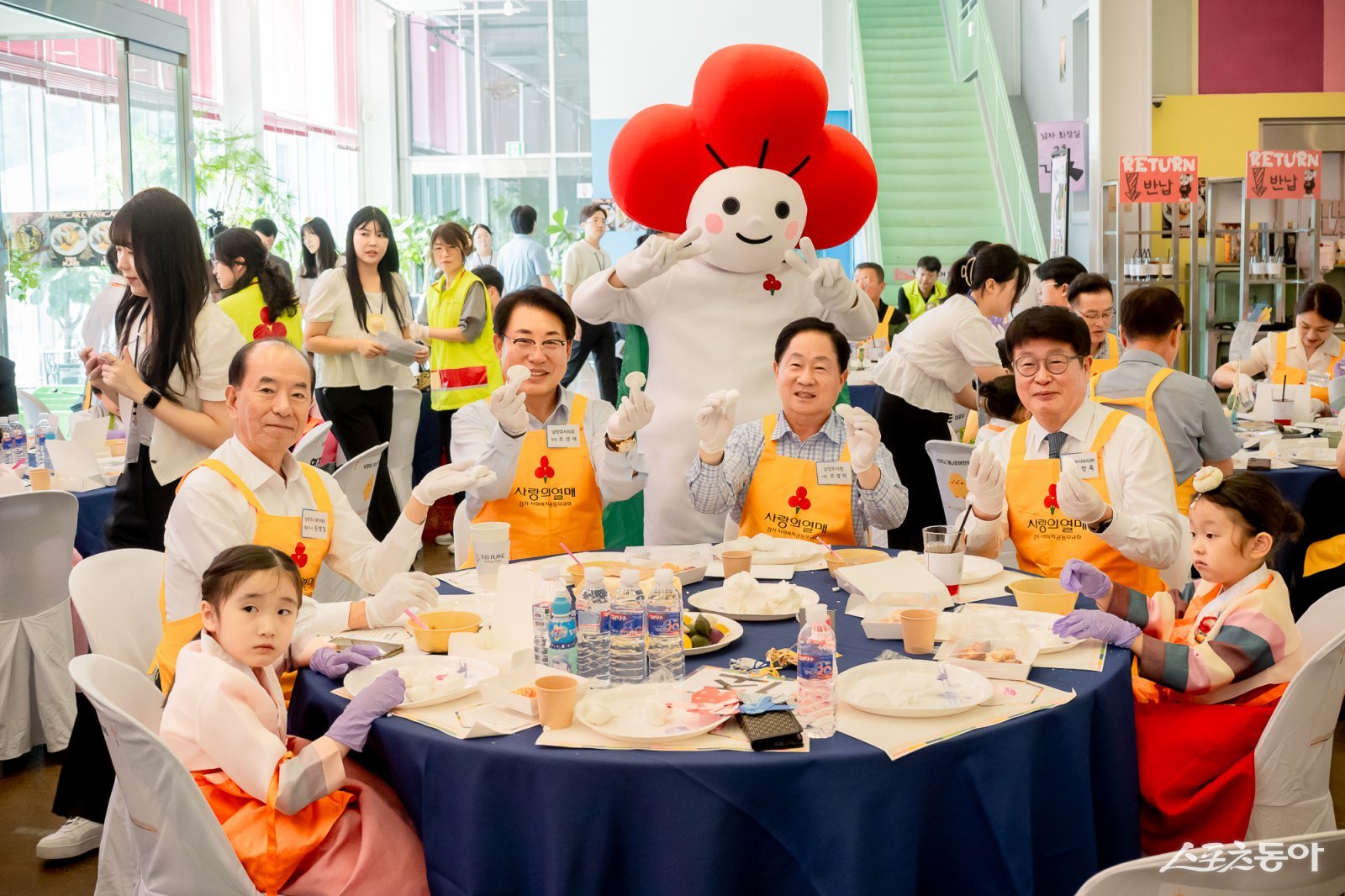 18일 화도읍 마석우리 디스프레인 카페에서 열린 고액기부자 봉사활동인 ‘한가위 송편 나눔’행사를 하고있다(윈쪽 두번째 부터 조성대 의장, 주광덕 시장) 사진제공ㅣ남양주시