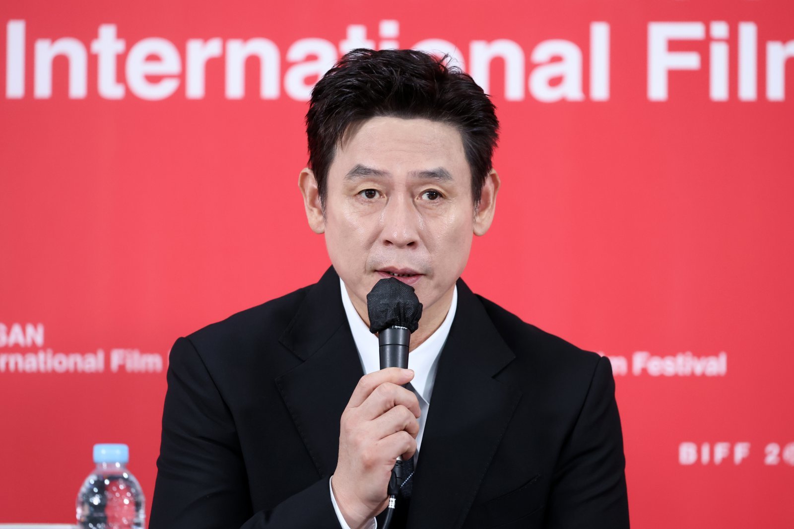 [부산=뉴시스] 박진희 기자 = 영화 ‘굿뉴스’ 배우 설경구가 19일 부산 해운대구 영화의전당 비프힐에서 기자회견을 하고 있다. 2025.09.19. pak7130@newsis.com