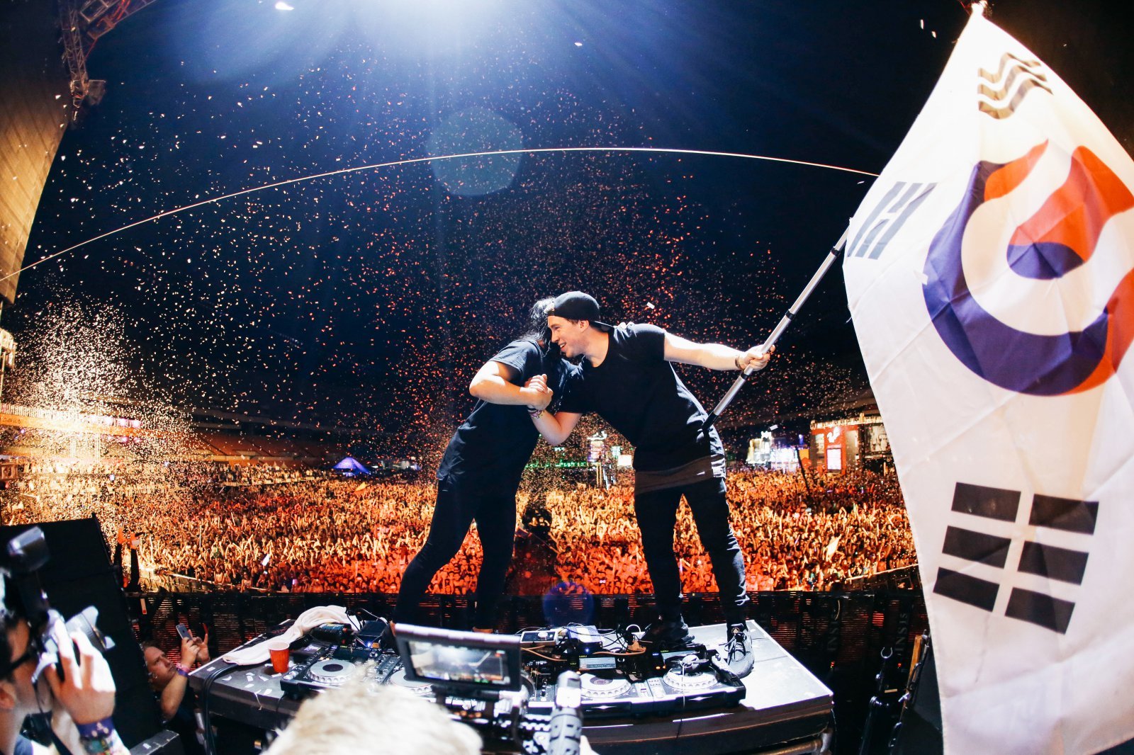 8년만에 내한하는 하드웰이 2017년 태극기모양의 울트라 깃발을 든 모습