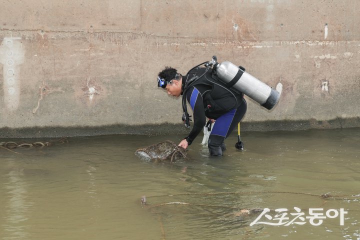 김운남 의장은 18일, 고양한강평화공원에서 열린 ‘한강 수중 및 수변 정화 활동’에 참석해 지역사회와 함께하는 보훈·환경 활동하고 있다. 사진제공ㅣ고양시의회